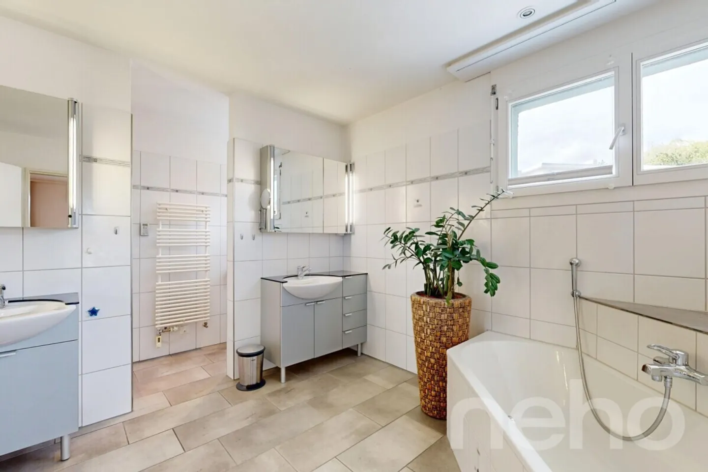 Ampio appartamento attico di 5,5 locali con accesso in ascensore e vista panoramica - Foto 10 di 12