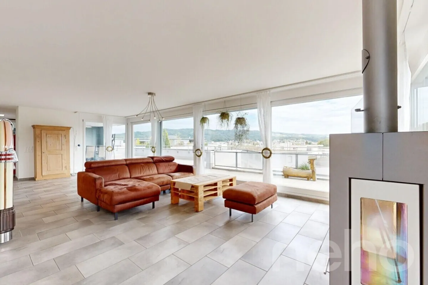 Ampio appartamento attico di 5,5 locali con accesso in ascensore e vista panoramica - Foto 3 di 12