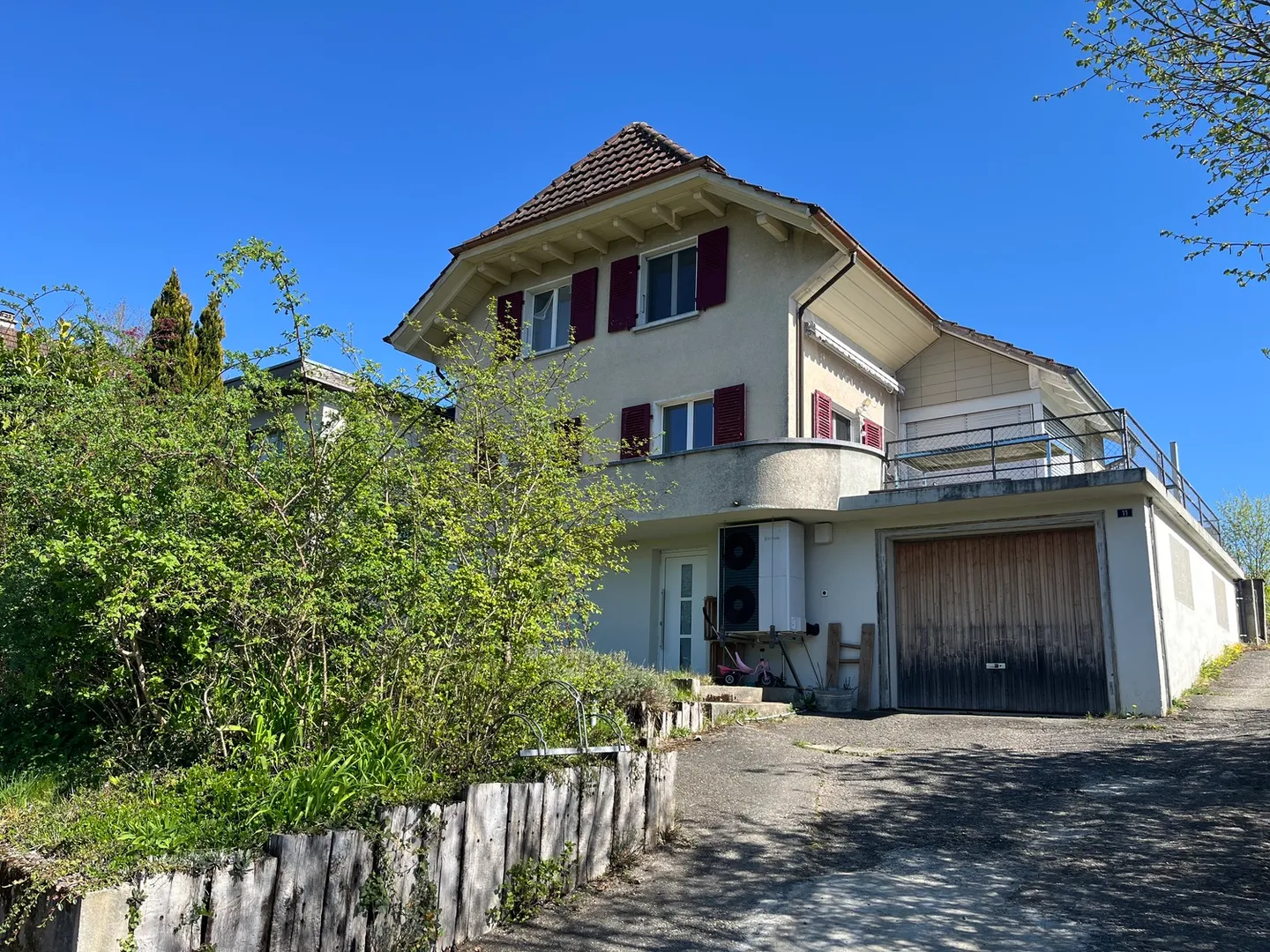 Charming House with Lake View - Photo 4 of 9
