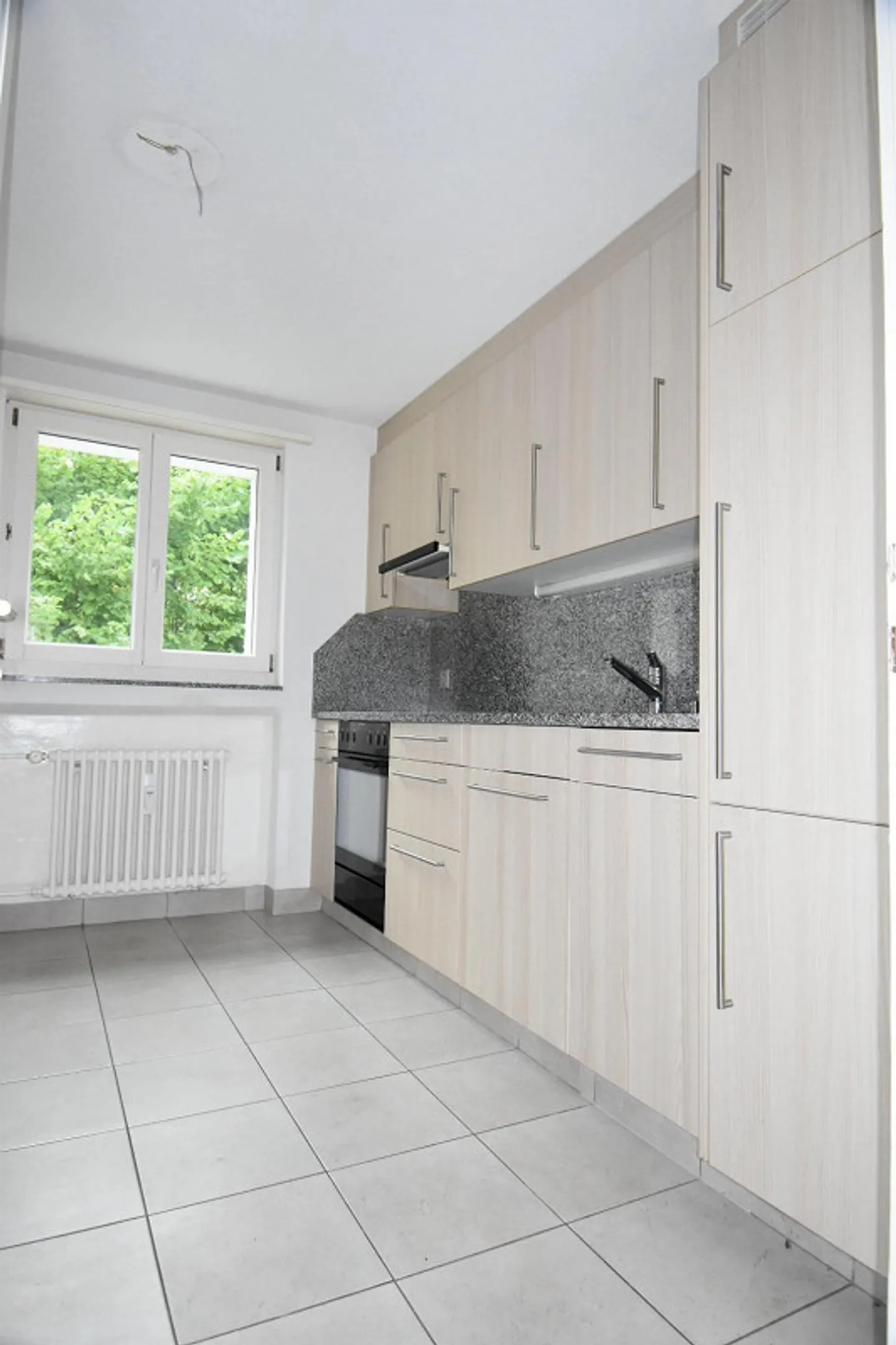 Affordable 4-Room Apartment in a Quiet and Central Location - Photo 2 of 10