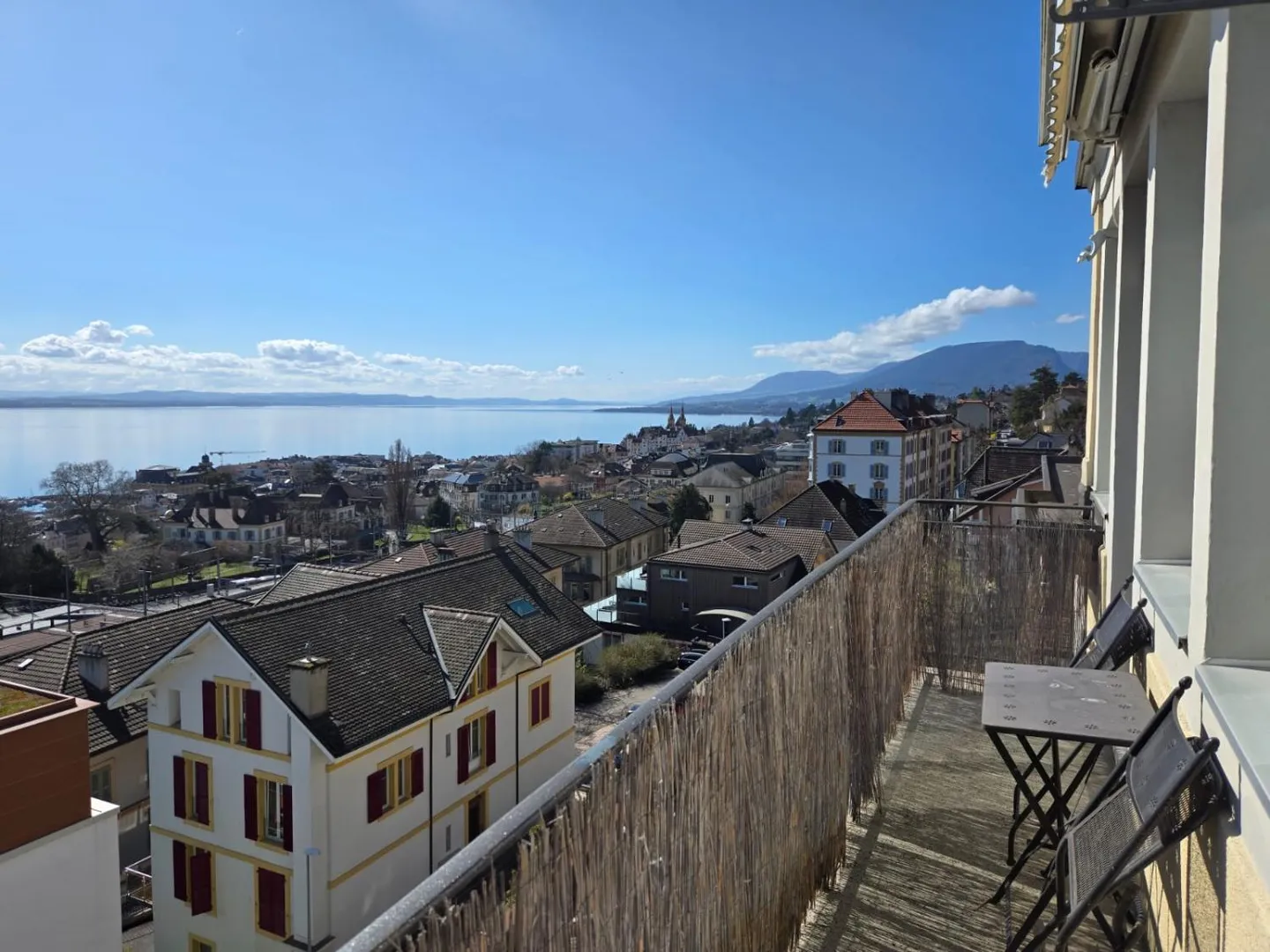 Ampio appartamento con vista sul lago e sulle Alpi - Primo affitto netto gratuito - Foto 1 di 10