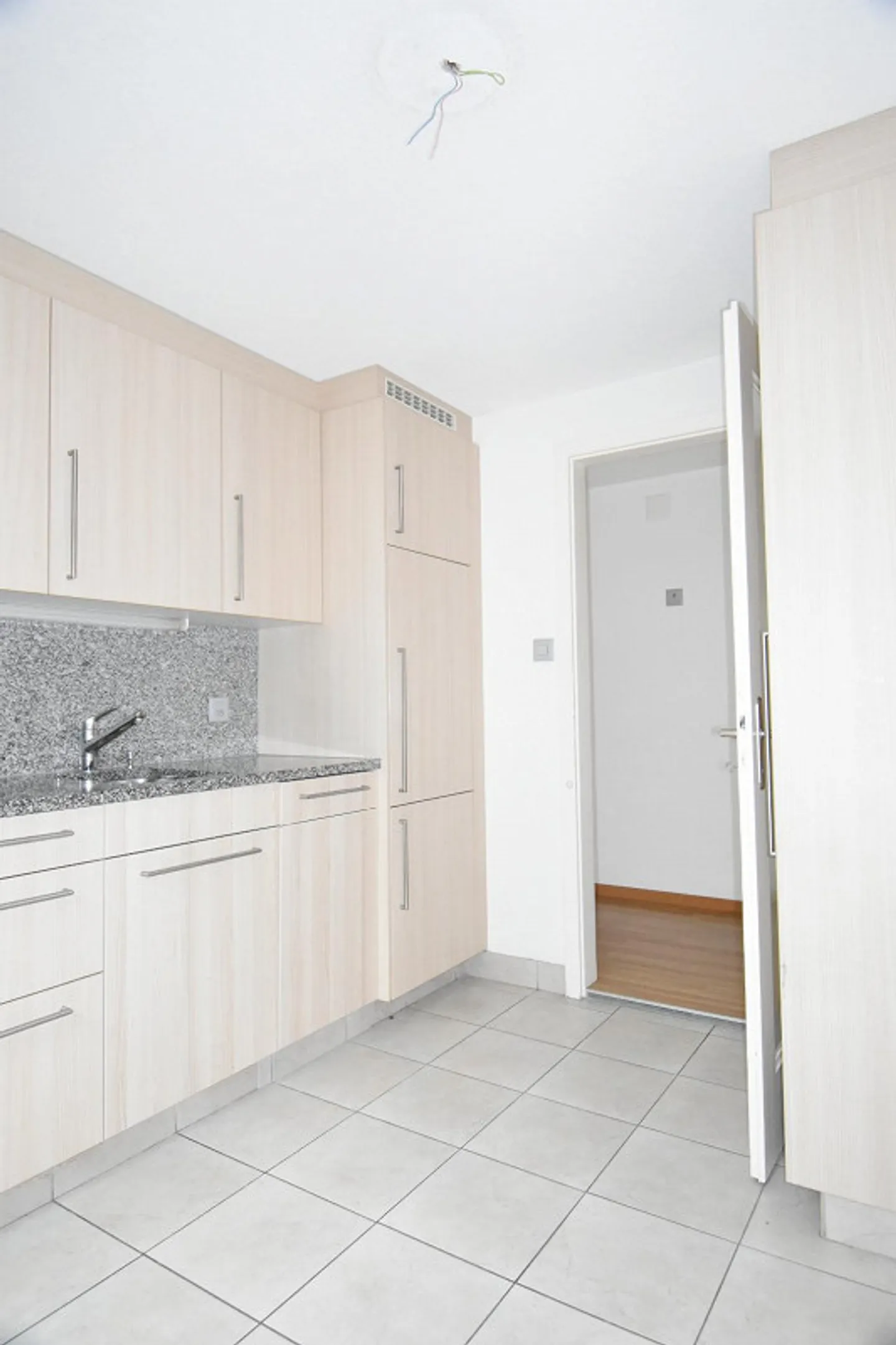 Affordable 4-Room Apartment in a Quiet and Central Location - Photo 3 of 10