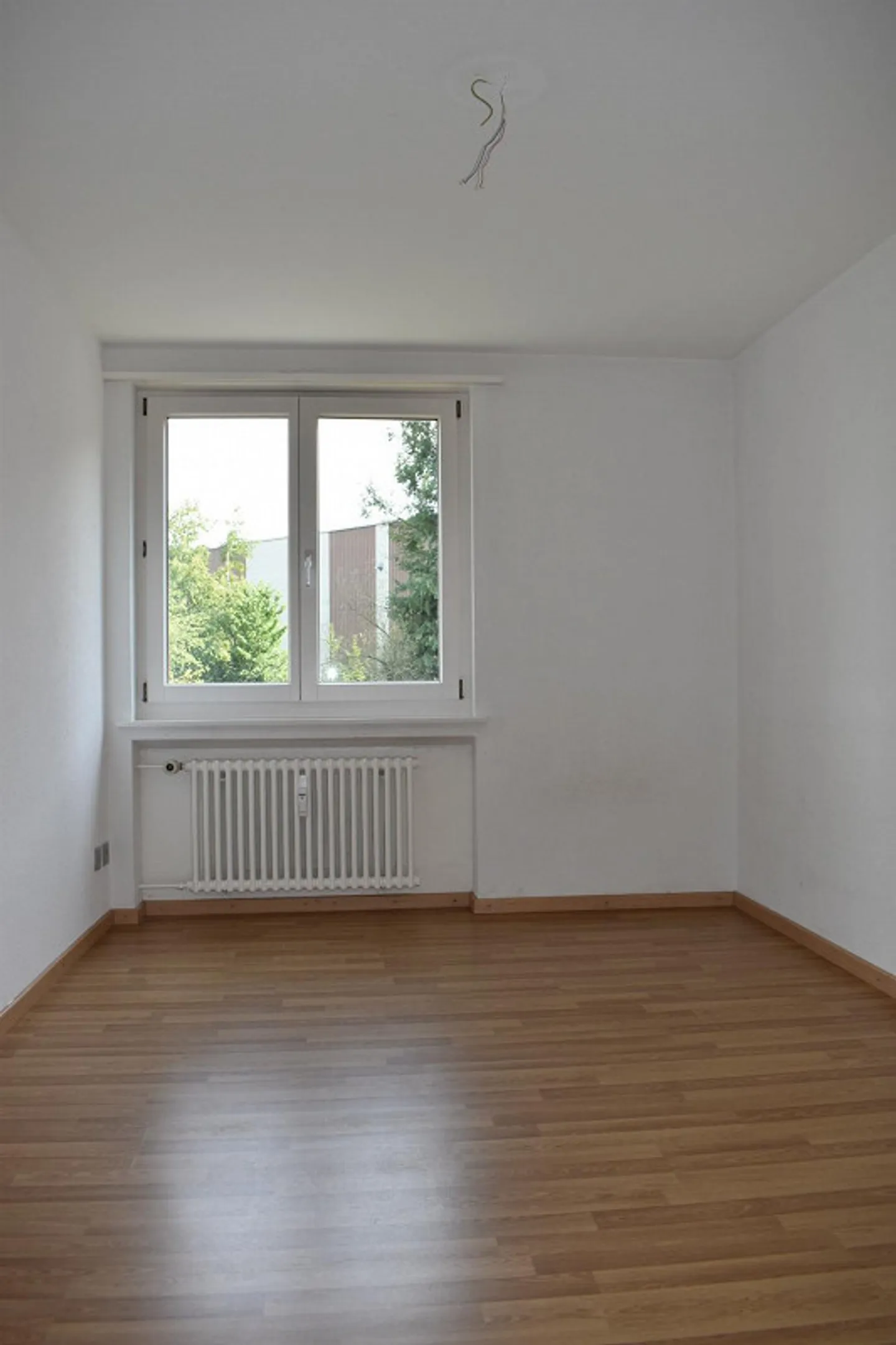 Affordable 4-Room Apartment in a Quiet and Central Location - Photo 4 of 10