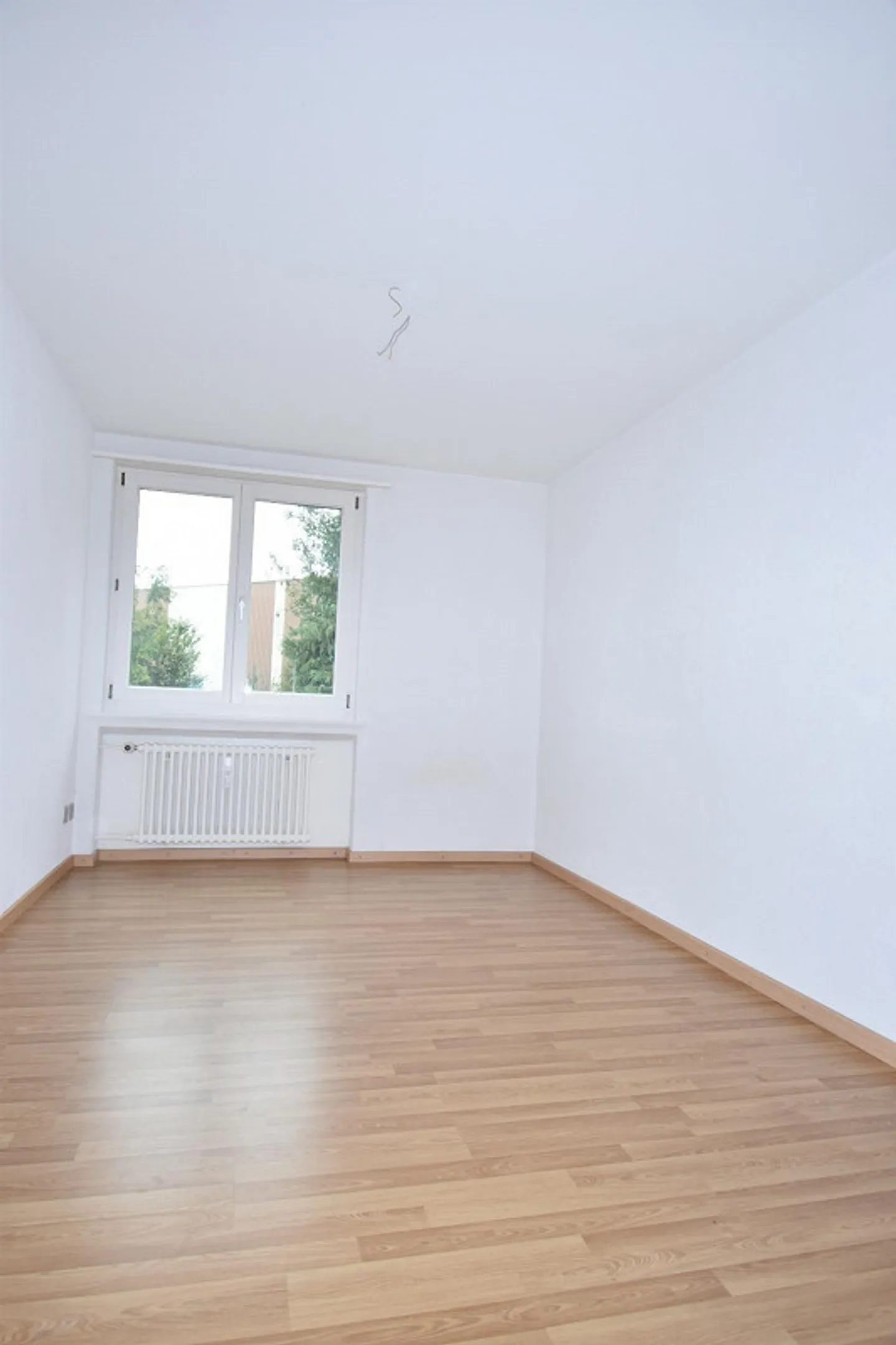 Affordable 4-Room Apartment in a Quiet and Central Location - Photo 5 of 10
