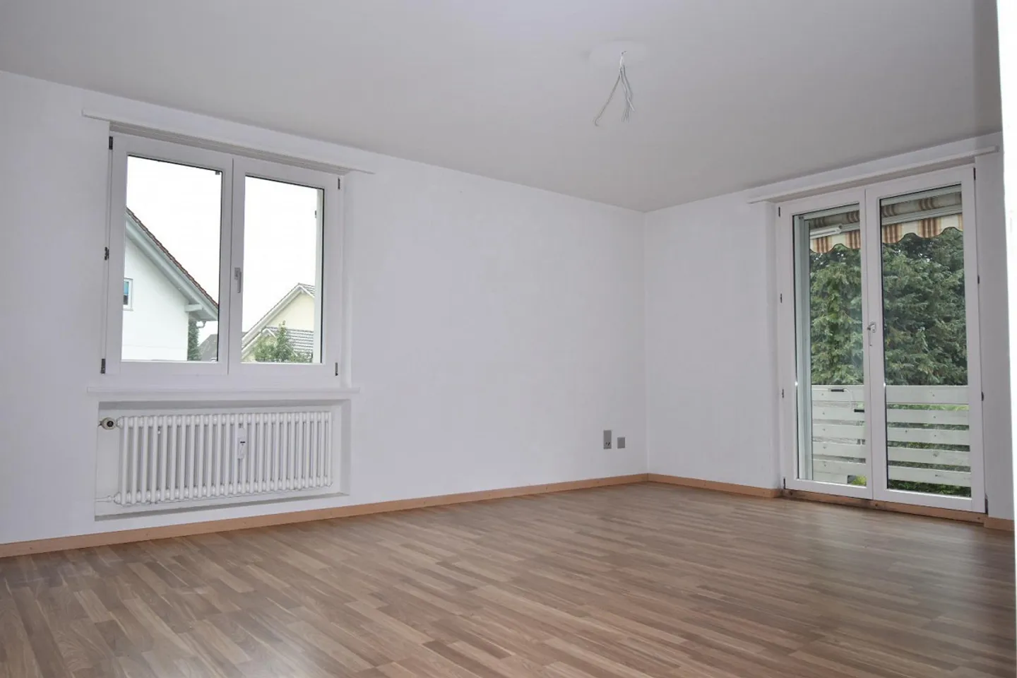 Affordable 4-Room Apartment in a Quiet and Central Location - Photo 6 of 10