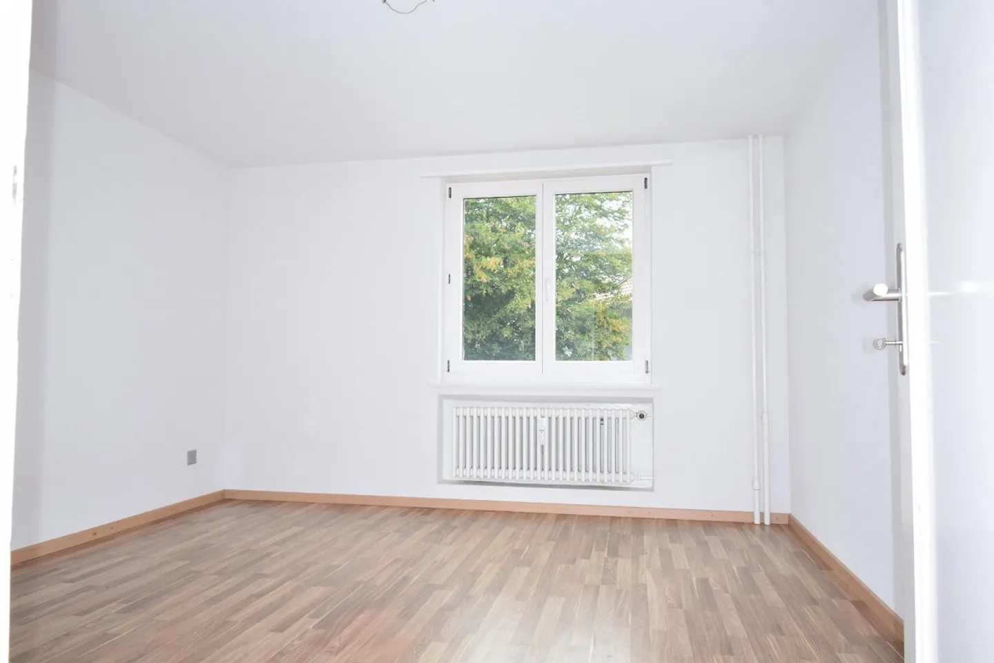Affordable 4-Room Apartment in a Quiet and Central Location - Photo 8 of 10