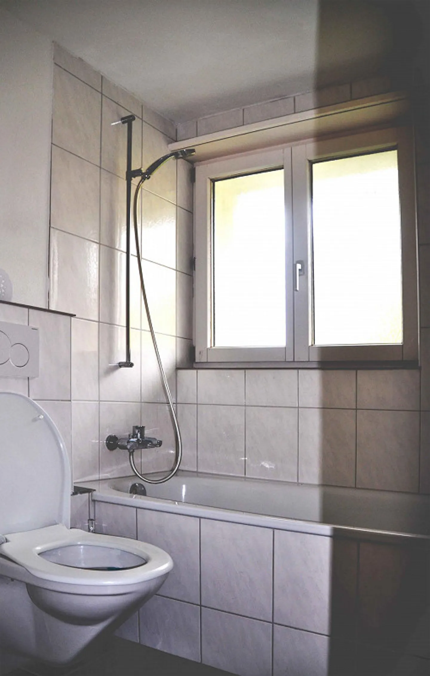 Affordable 4-Room Apartment in a Quiet and Central Location - Photo 9 of 10