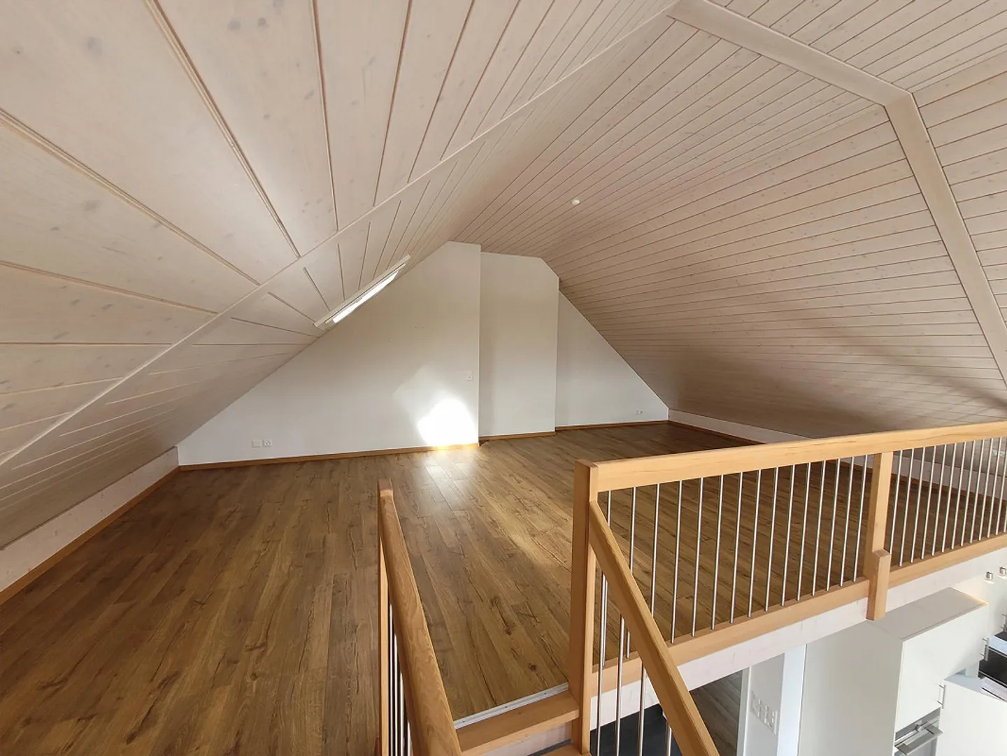 Appartamento spazioso e luminoso in standard di proprietà con galleria - Foto 4 di 14