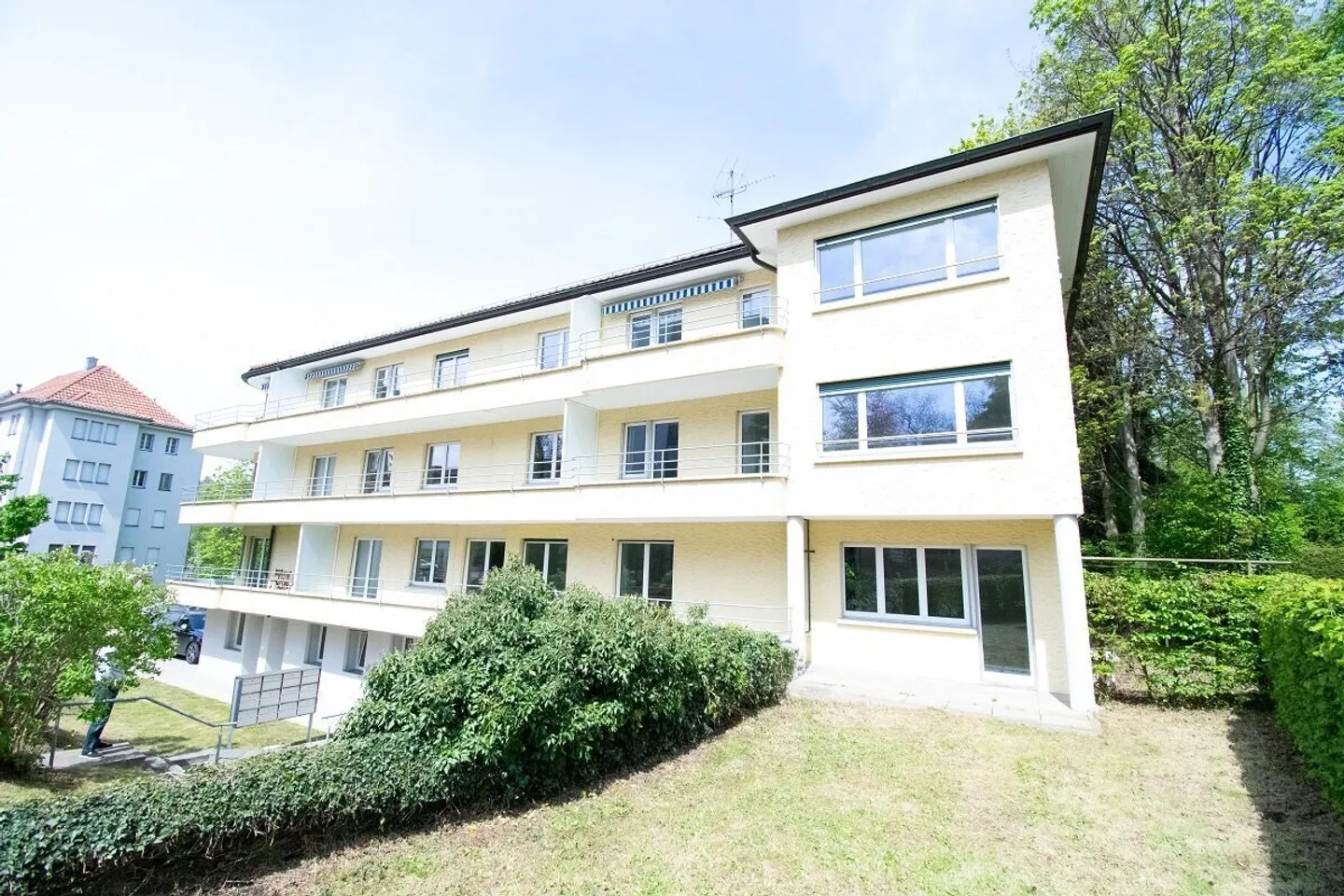 Great, modern apartment with bus line in front of the house! - Photo 2 of 10