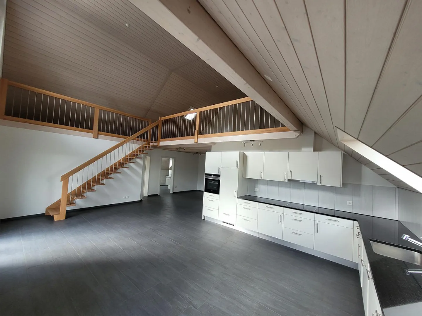 Appartamento spazioso e luminoso in standard di proprietà con galleria - Foto 1 di 14