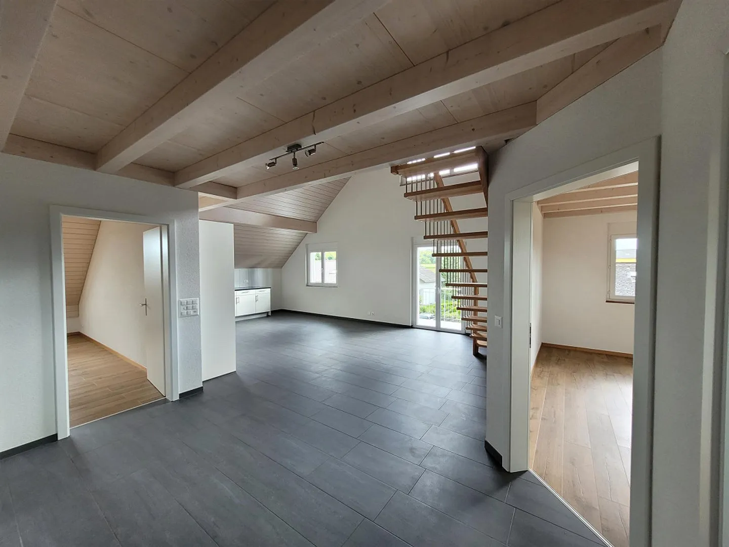 Appartamento spazioso e luminoso in standard di proprietà con galleria - Foto 2 di 14