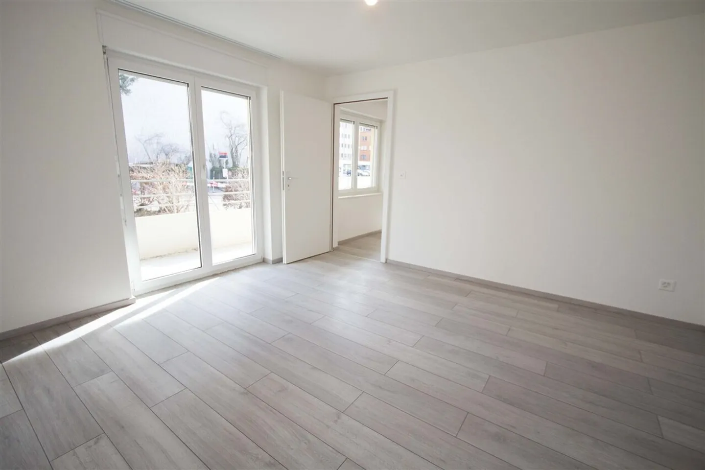 Great, modern apartment with bus line in front of the house! - Photo 8 of 10