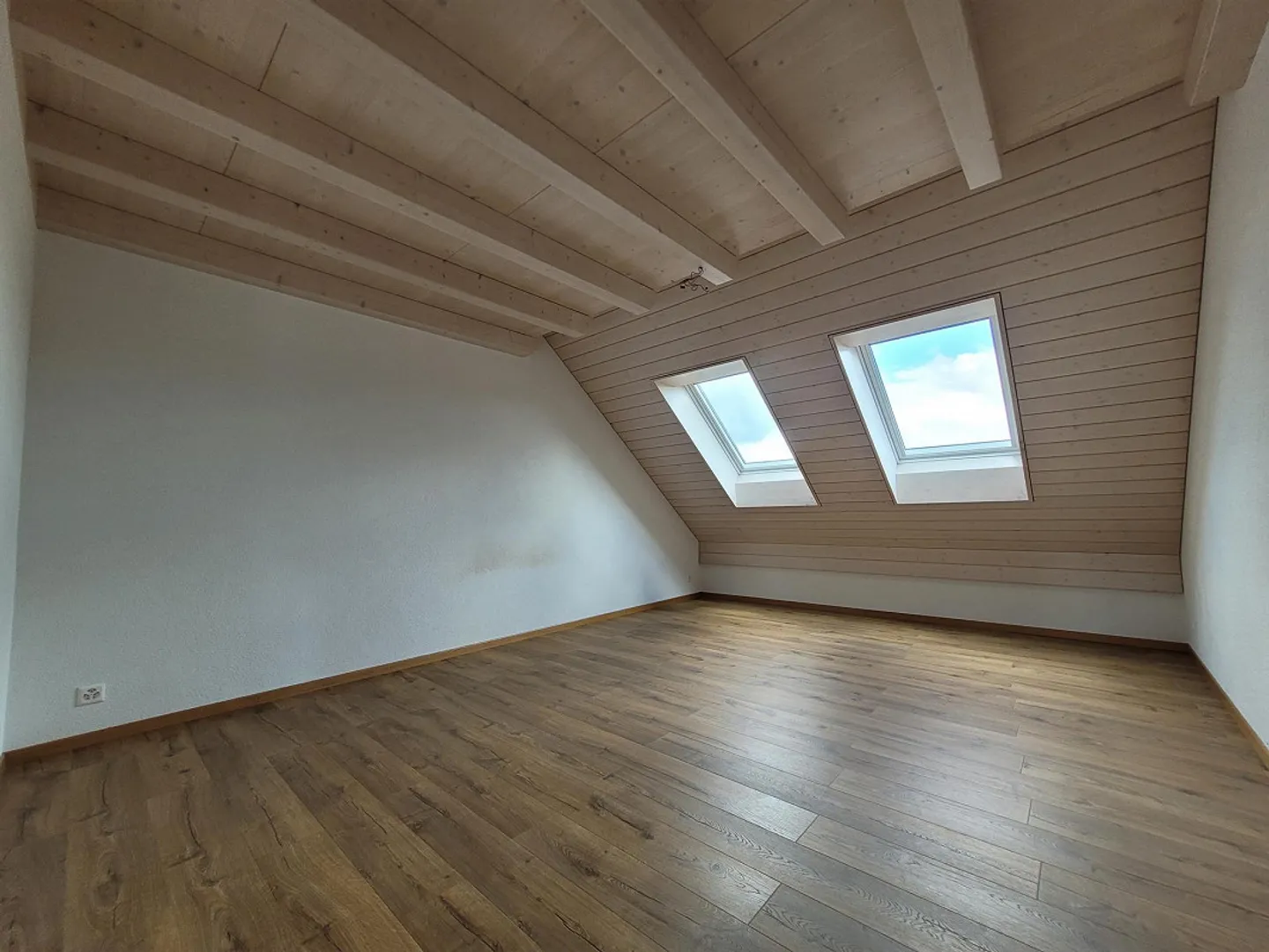 Appartamento spazioso e luminoso in standard di proprietà con galleria - Foto 5 di 14