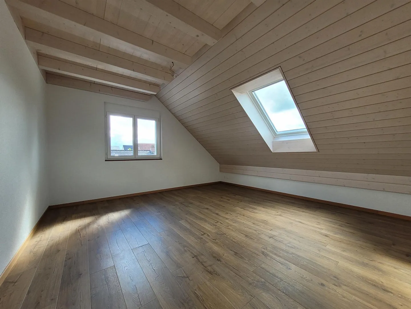 Appartamento spazioso e luminoso in standard di proprietà con galleria - Foto 6 di 14