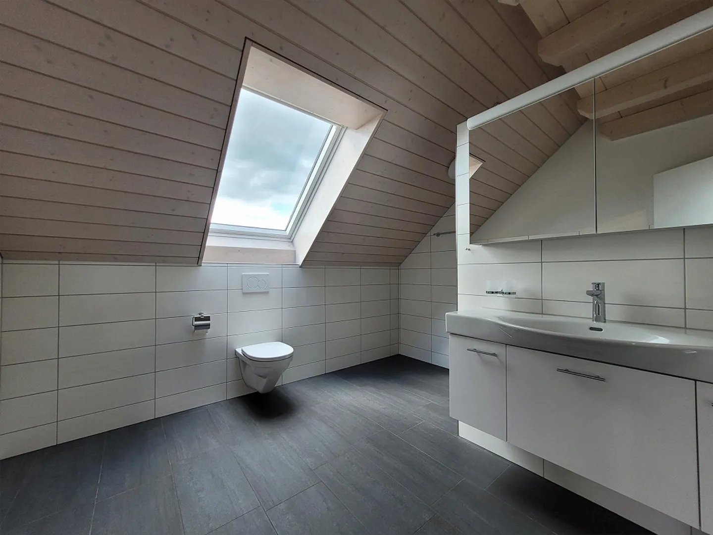 Appartamento spazioso e luminoso in standard di proprietà con galleria - Foto 7 di 14