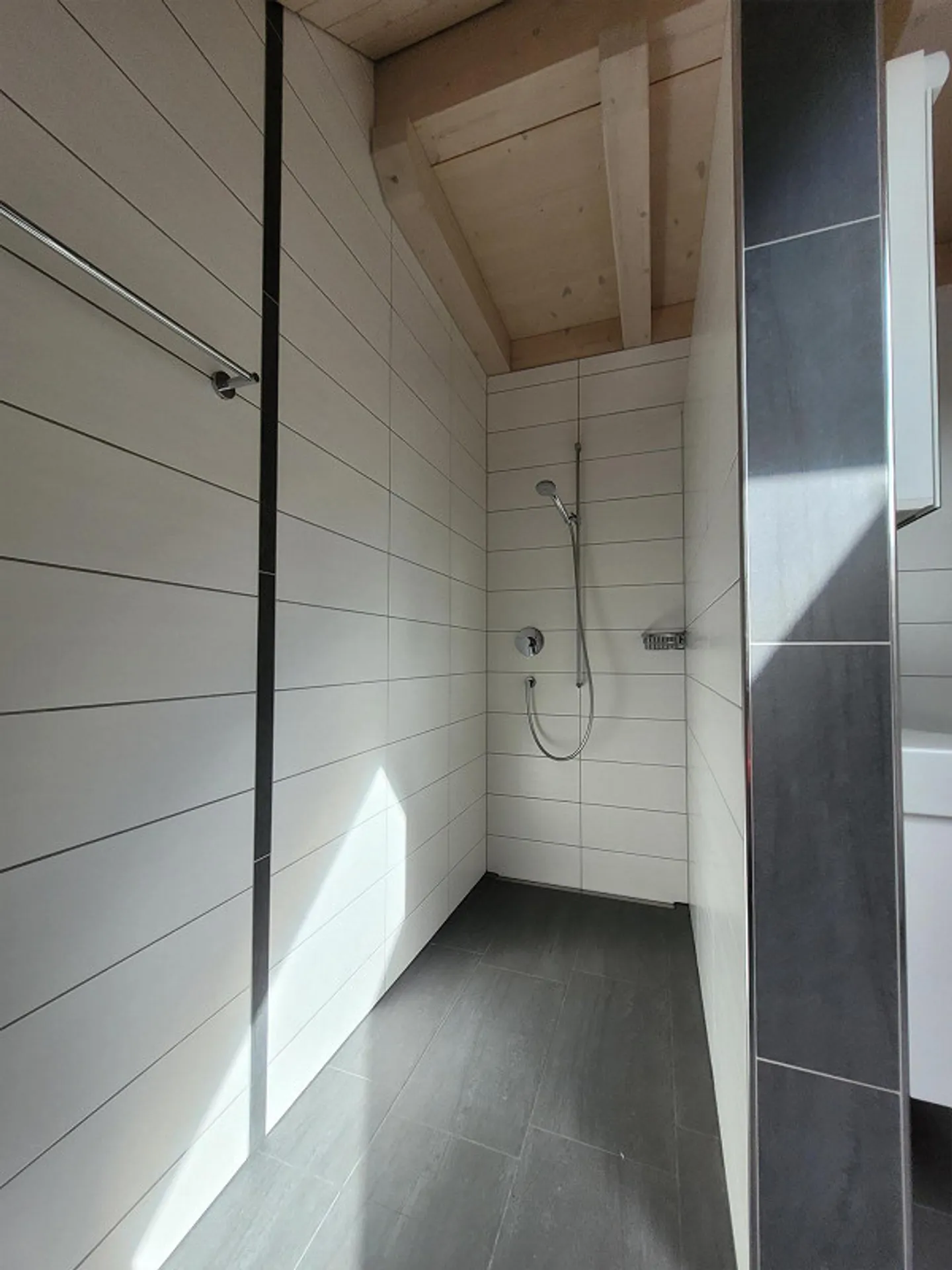 Appartamento spazioso e luminoso in standard di proprietà con galleria - Foto 8 di 14