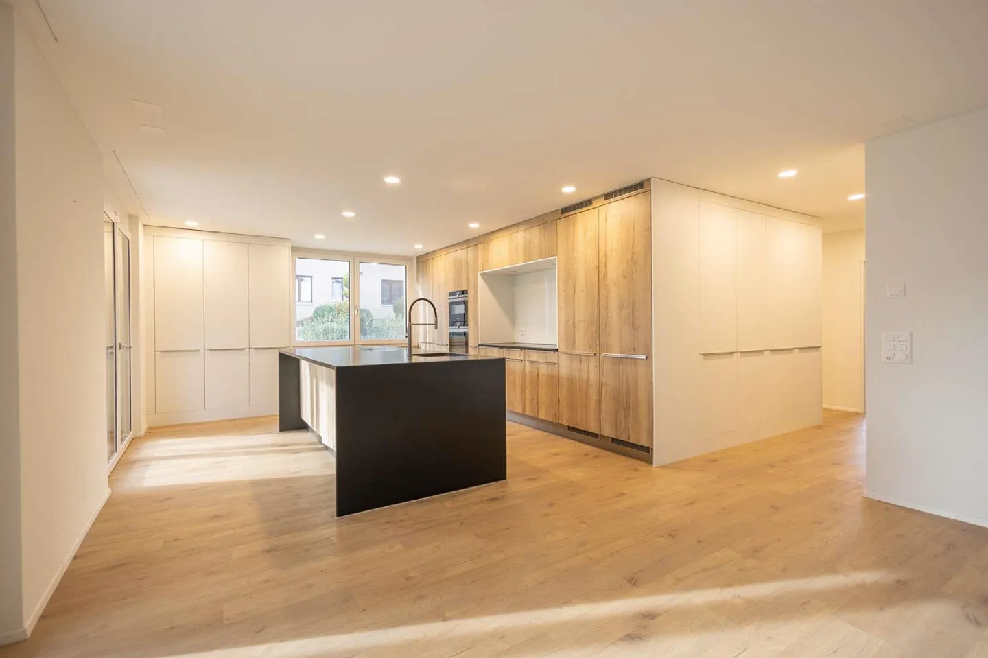 RESERVIERT: Traumhafte 6.5 Zimmer-Gartenwohnung vereint moderne Eleganz und erstklassiger Komfort in Volketswil - Foto 2 von 8