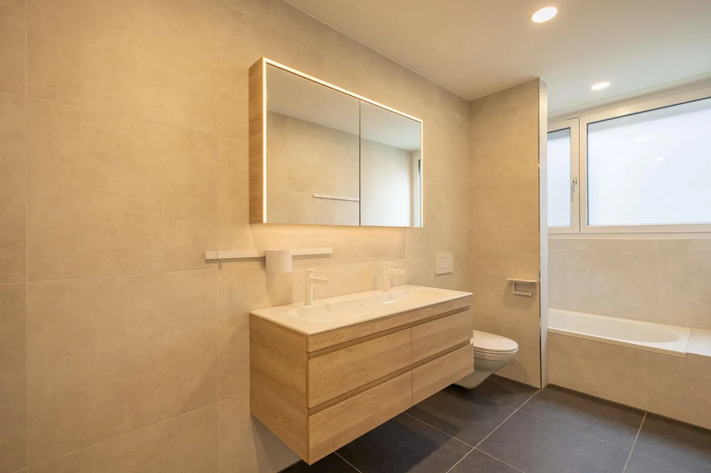 RESERVIERT: Traumhafte 6.5 Zimmer-Gartenwohnung vereint moderne Eleganz und erstklassiger Komfort in Volketswil - Foto 4 von 8