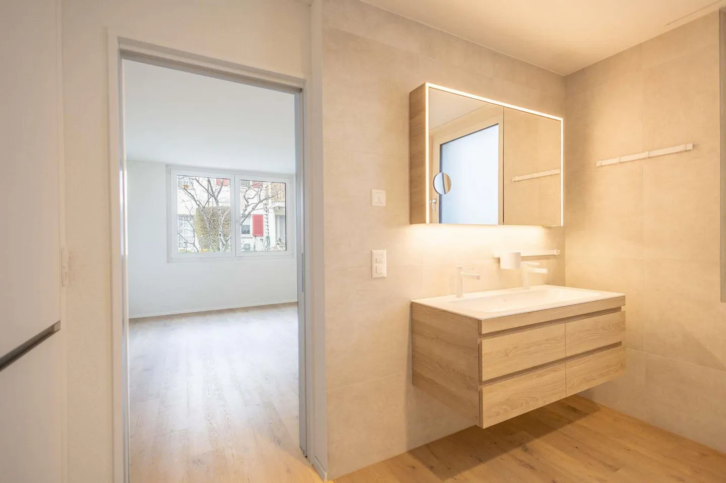 RESERVIERT: Traumhafte 6.5 Zimmer-Gartenwohnung vereint moderne Eleganz und erstklassiger Komfort in Volketswil - Foto 5 von 8