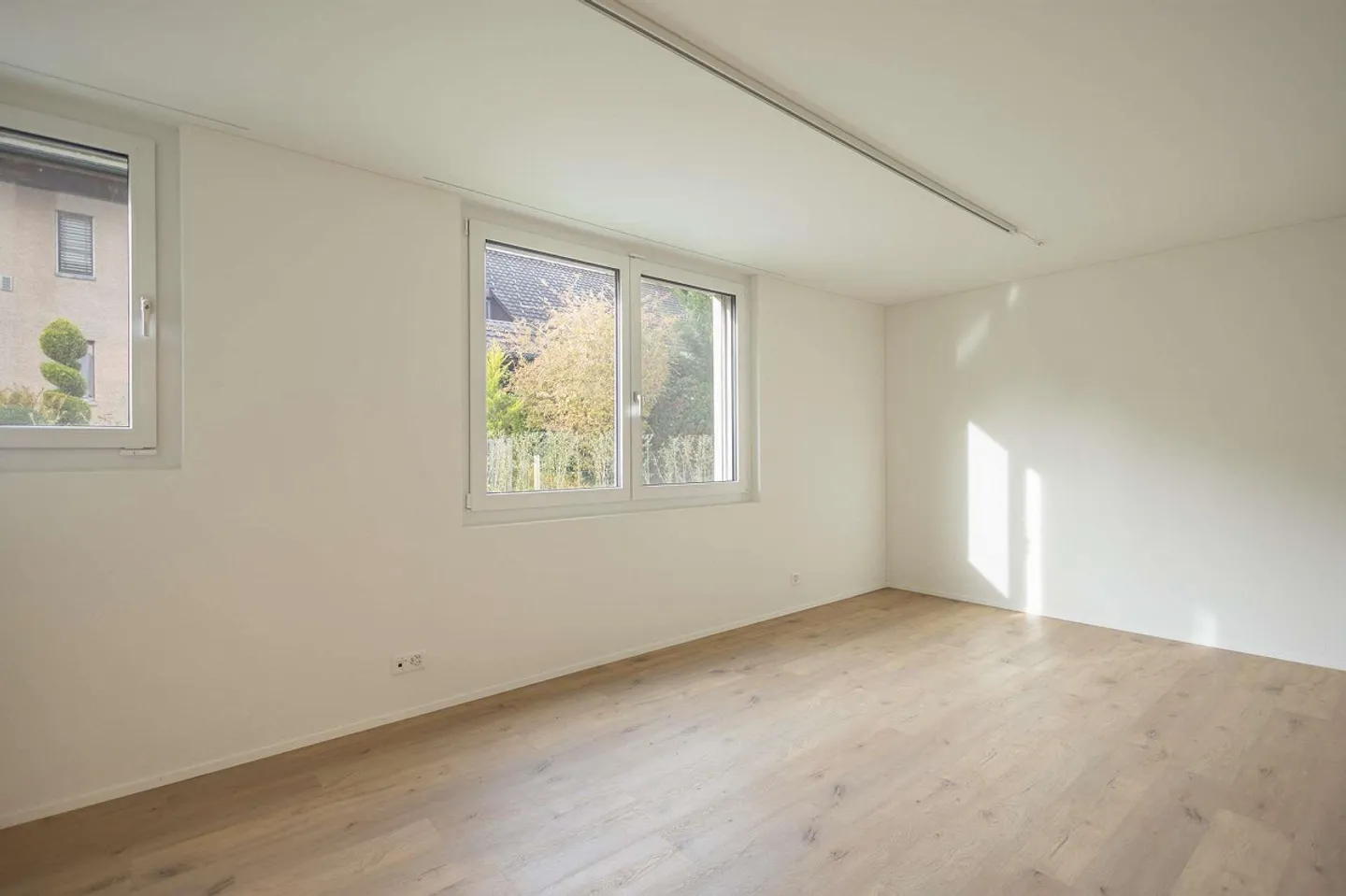 RESERVIERT: Traumhafte 6.5 Zimmer-Gartenwohnung vereint moderne Eleganz und erstklassiger Komfort in Volketswil - Foto 6 von 8