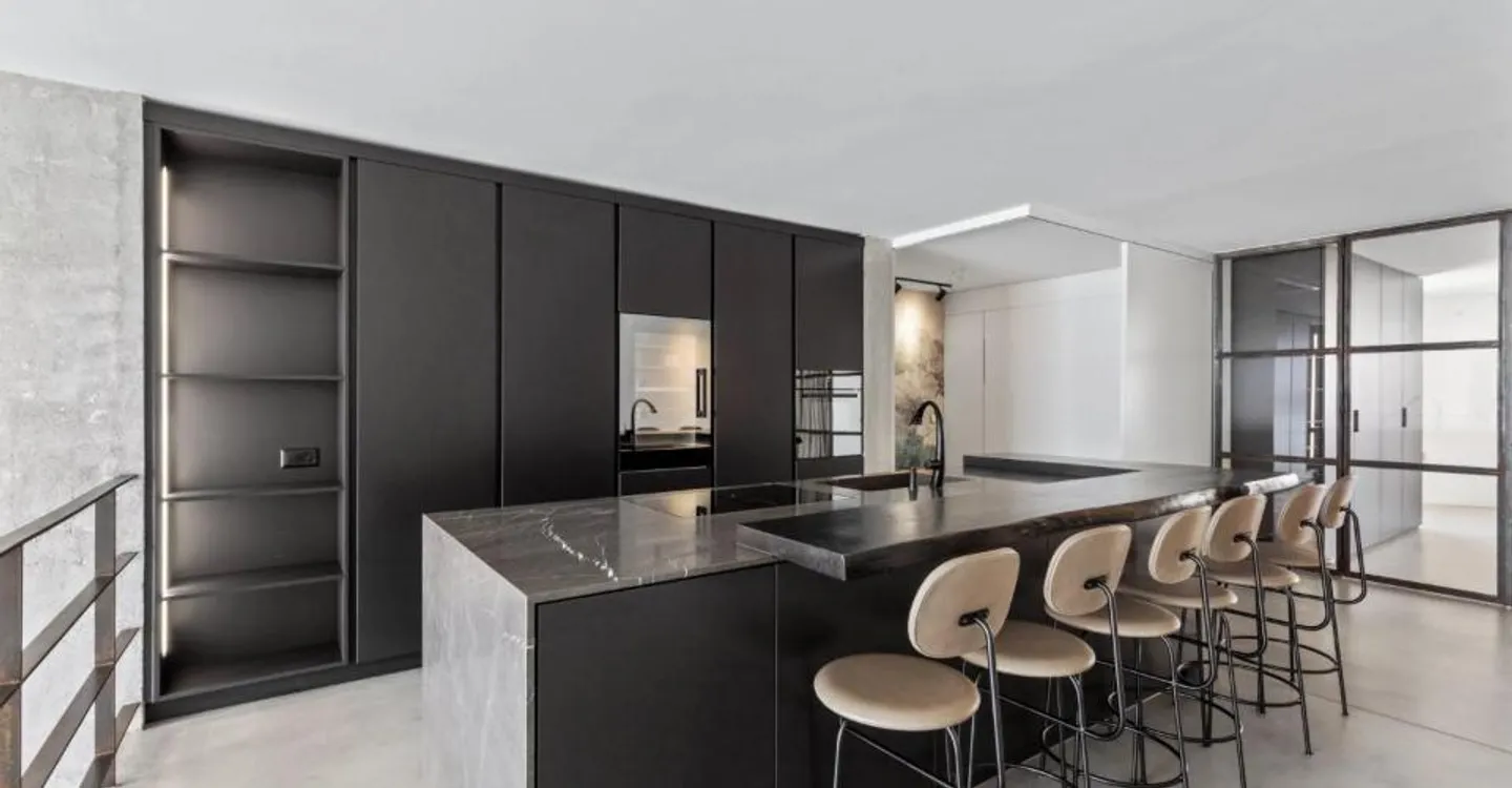 Bel appartamento/loft al 4° piano con 2,5 stanze con possibilità di farlo diventare 3,5 stanze di 150m2 - Foto 3 di 12