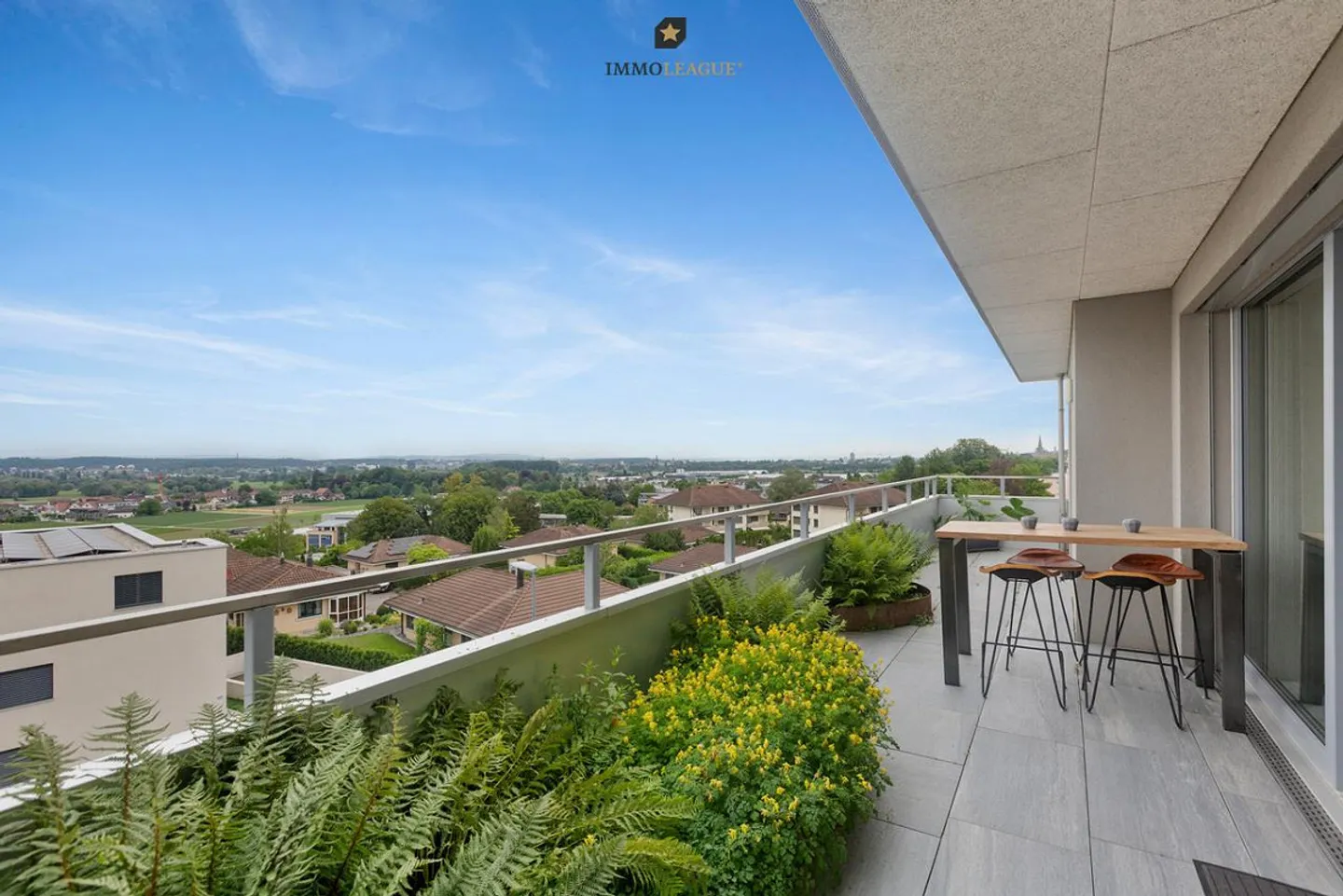 Appartamento attico ricercato con vista sul lago, vista panoramica e vista sul castello. - Foto 1 di 8