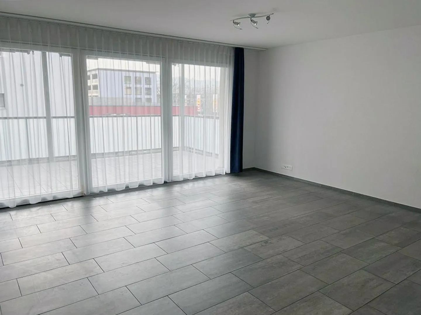 Appartamento 3.5 locali con grande balcone e 2 posti auto in garage - Foto 1 di 12