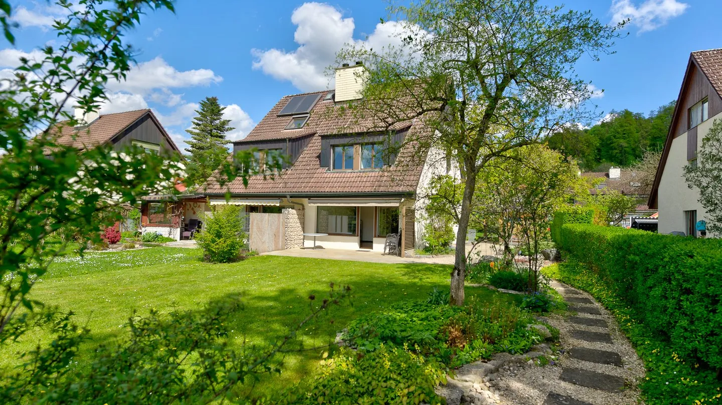 Charmantes Doppelhaus mit Gartenblick - Foto 1 von 9