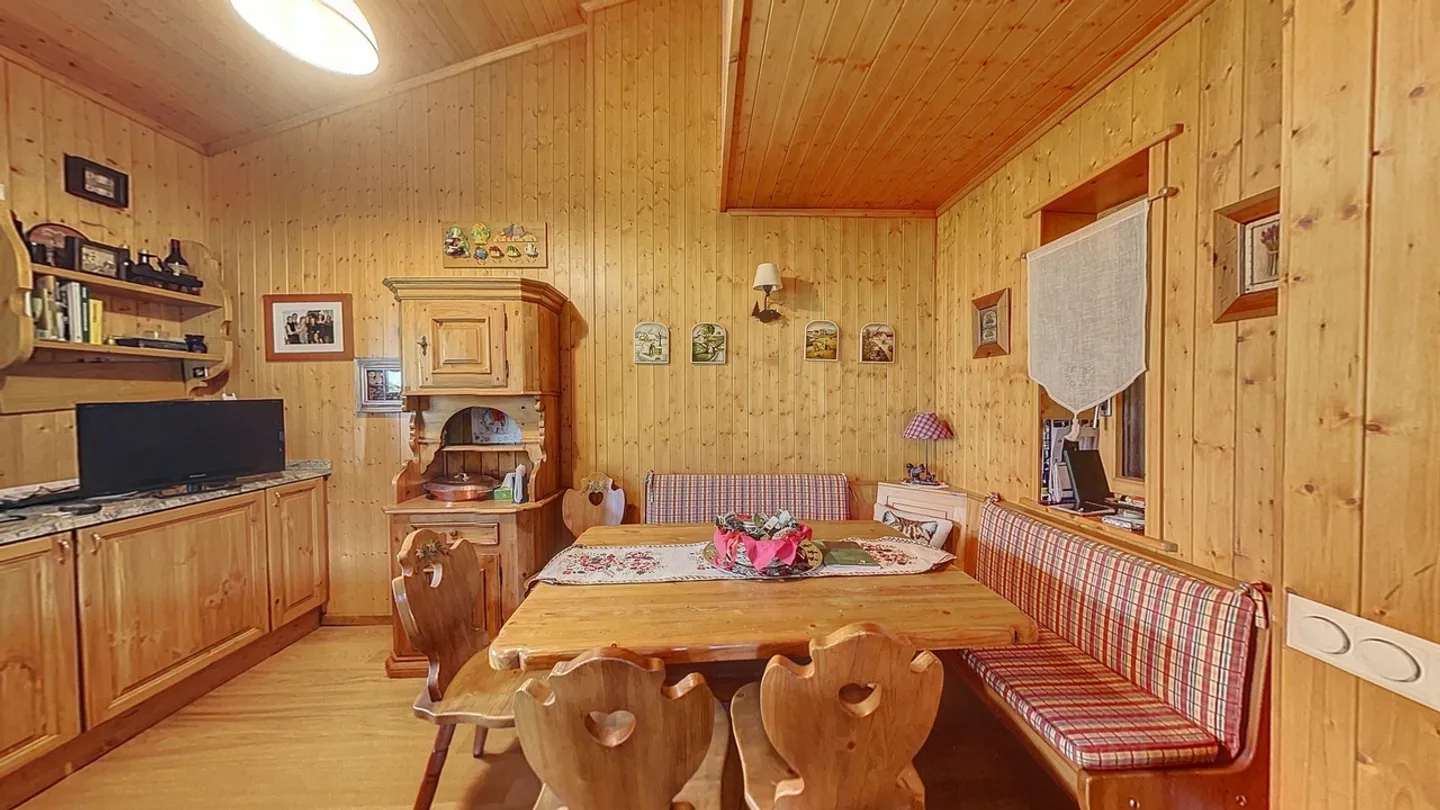 Chalet di alto standard con grande giardino sulla strada del golf - Foto 4 di 15