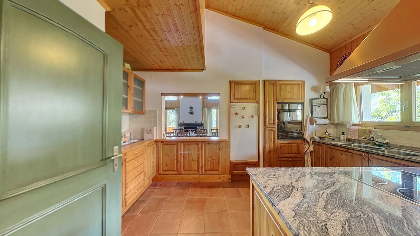 Chalet di alto standard con grande giardino sulla strada del golf - Foto 3 di 15