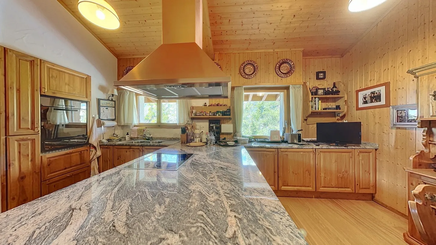 Chalet di alto standard con grande giardino sulla strada del golf - Foto 5 di 15