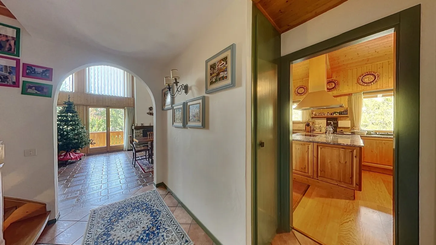 Chalet di alto standard con grande giardino sulla strada del golf - Foto 6 di 15