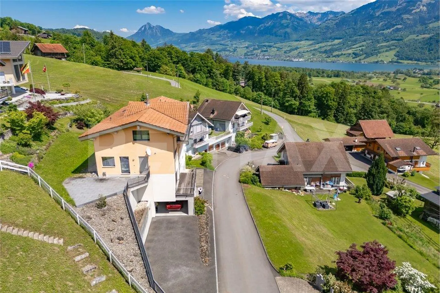 Traumhaftes Wohnhaus mit Einliegerwohnung oder Bürofläche, in beste... - Foto 1 von 13