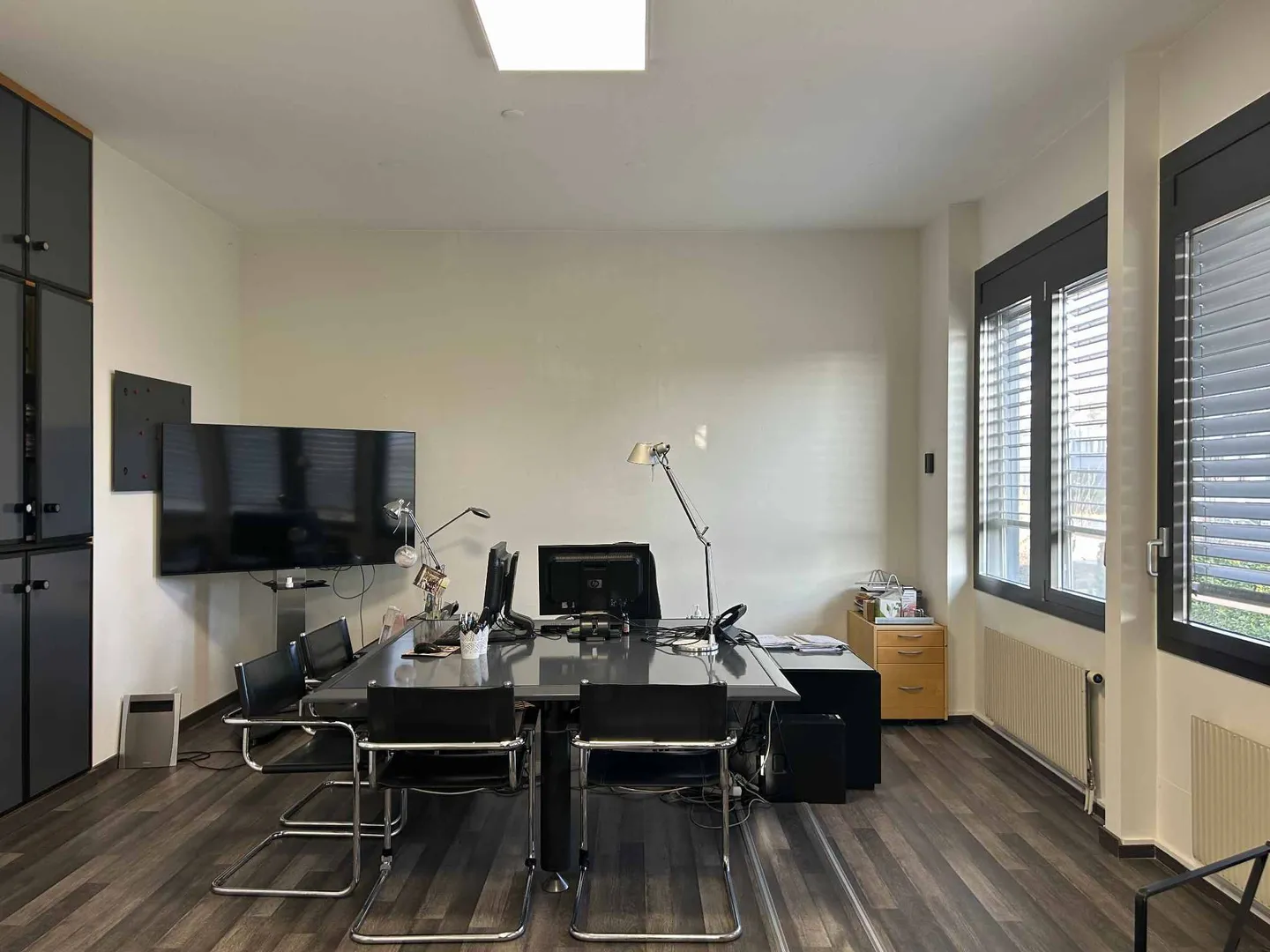 Schöne Bürofläche mit Empfangsbereich renoviert und Besucherparkplatz - Foto 1 von 3