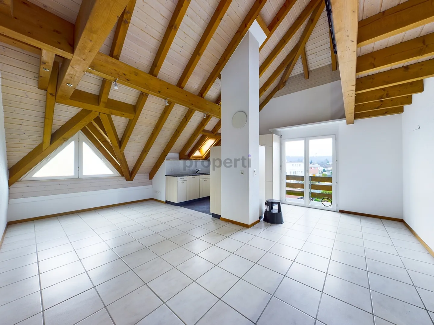 Gioiello residenziale in una posizione tranquilla: Ampio appartamento con galleria e due box auto nel garage - Foto 2 di 7