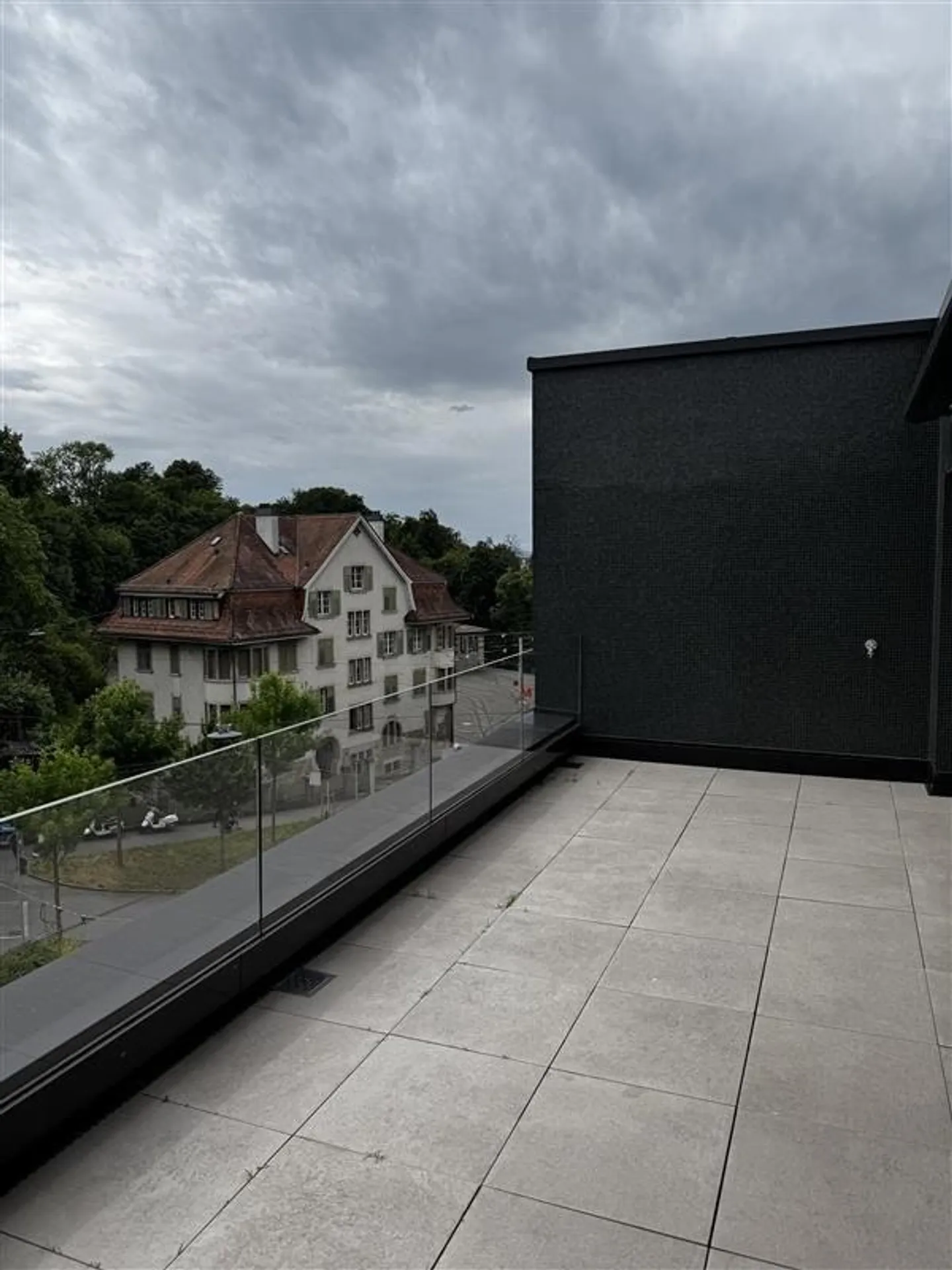 Penthouse apartment with moving assistance of CHF 2,000 - Photo 12 of 12