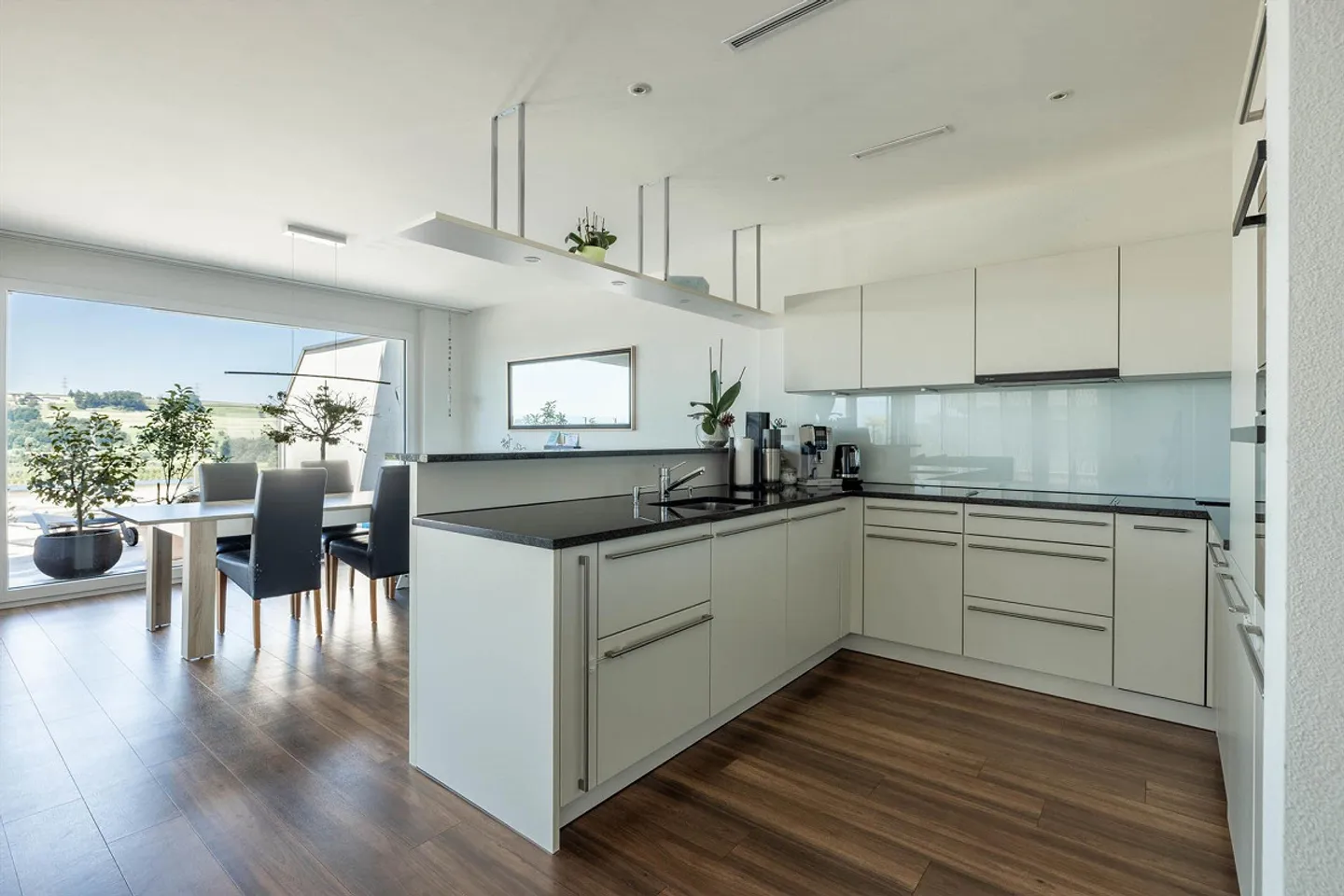 Sunny Terrace Apartment with a Panorama of the Pilatus - Photo 3 of 15