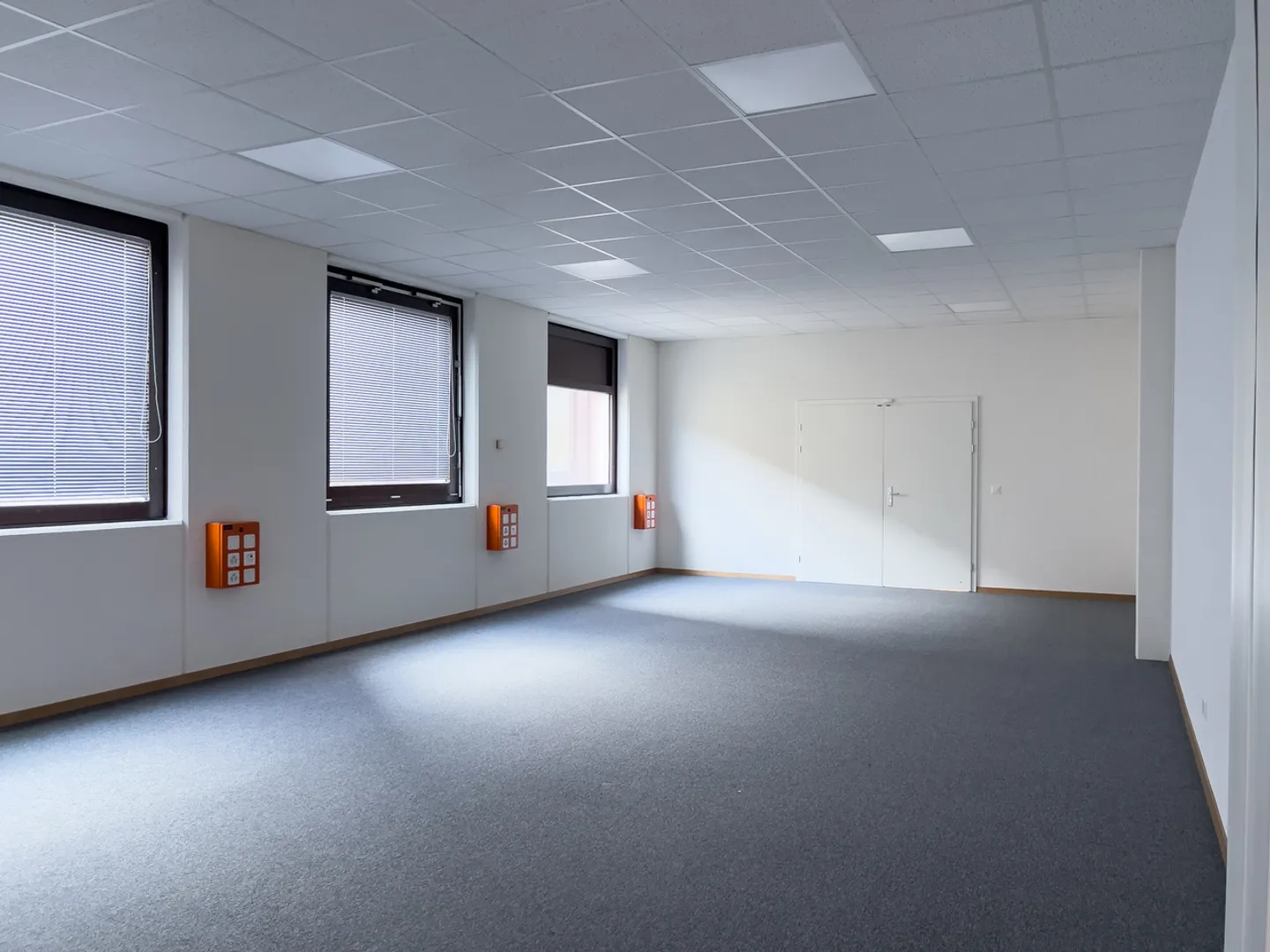 OFFICE FROM 50M2 IN THE HEART OF THE ZIMEYSA INDUSTRIAL ZONE - Photo 4 of 8