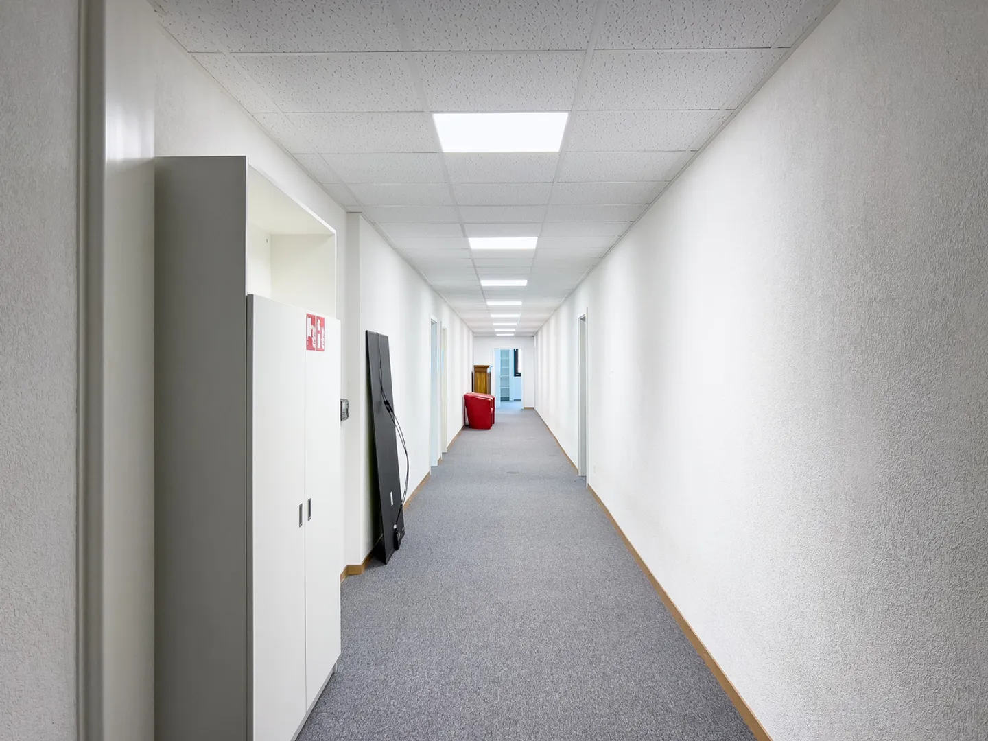 400m2 OFFICE IN THE HEART OF THE ZIMEYSA INDUSTRIAL AREA - Photo 5 of 8