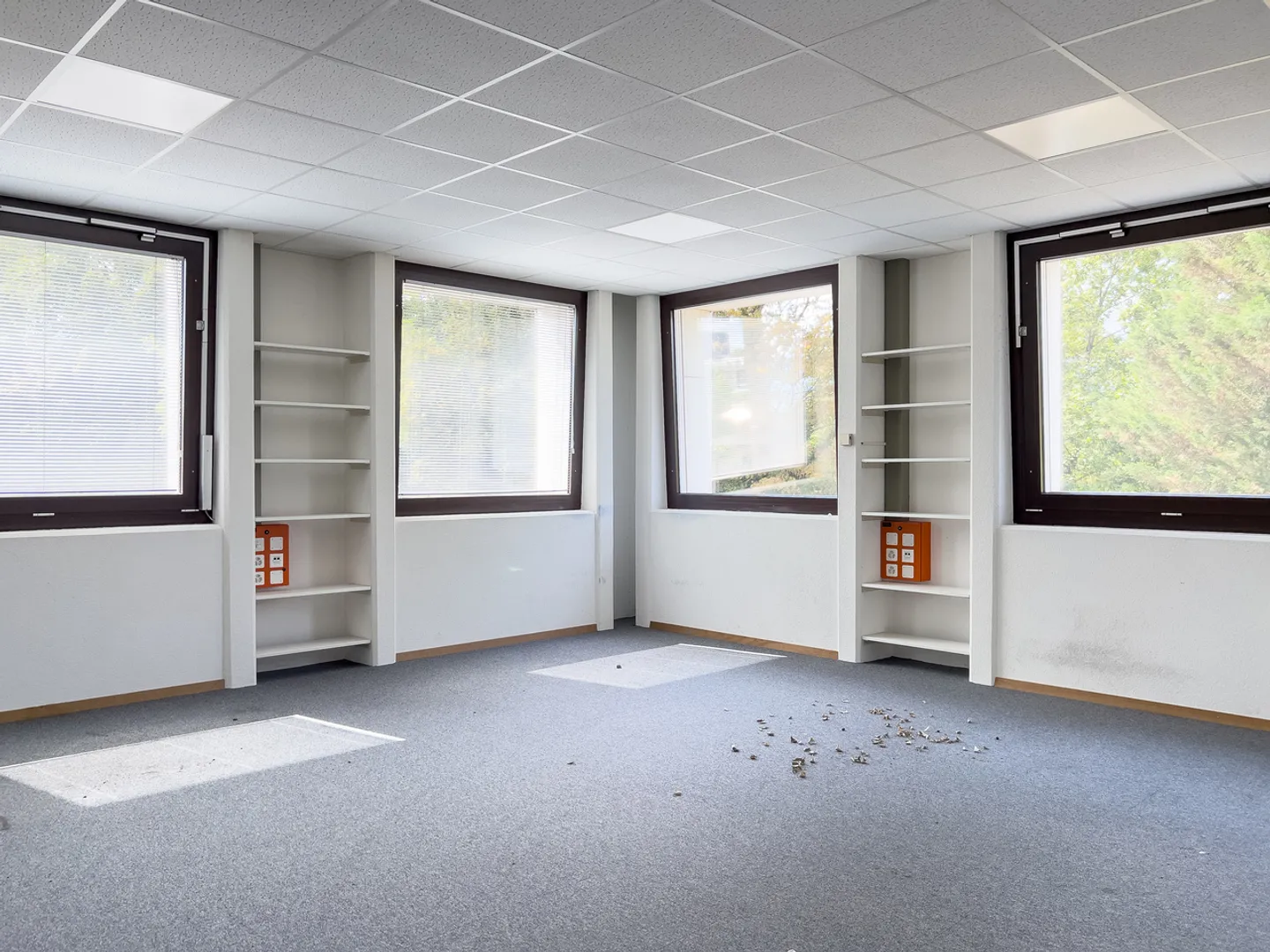 400m2 OFFICE IN THE HEART OF THE ZIMEYSA INDUSTRIAL AREA - Photo 3 of 8