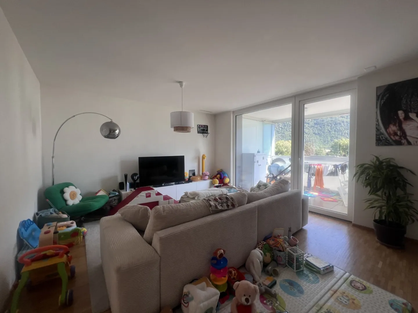 Spacious 3.5 Room Apartment - Photo 2 of 8