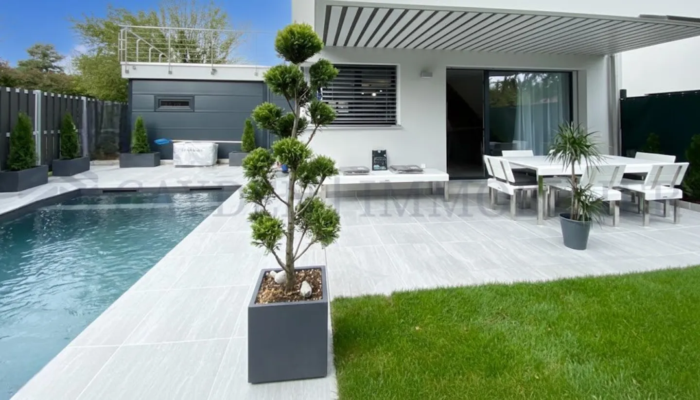 Villa contemporanea con piscina - Foto 1 di 2