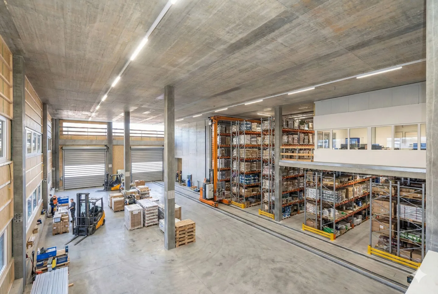 Nouveau parc commercial NEUHUUS - Hall commerciale avec une hauteur de plafond de 7,8 m - Photo 5 sur 8