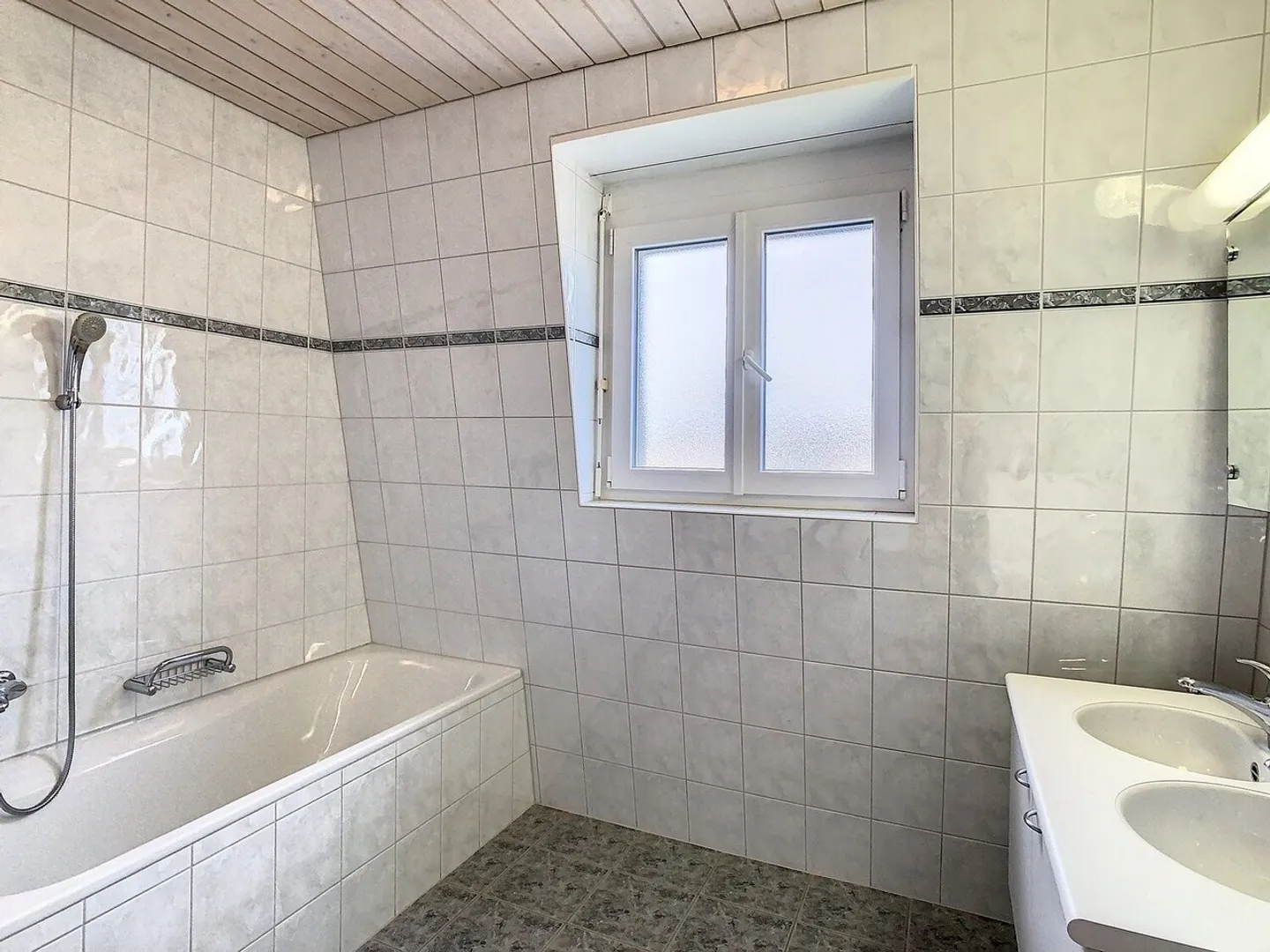 MAGNIFIQUE 4.5 pièces / WUNDERSCHÖNE 4.5-ZIMMER-WOHNUNG - Photo 8 sur 13