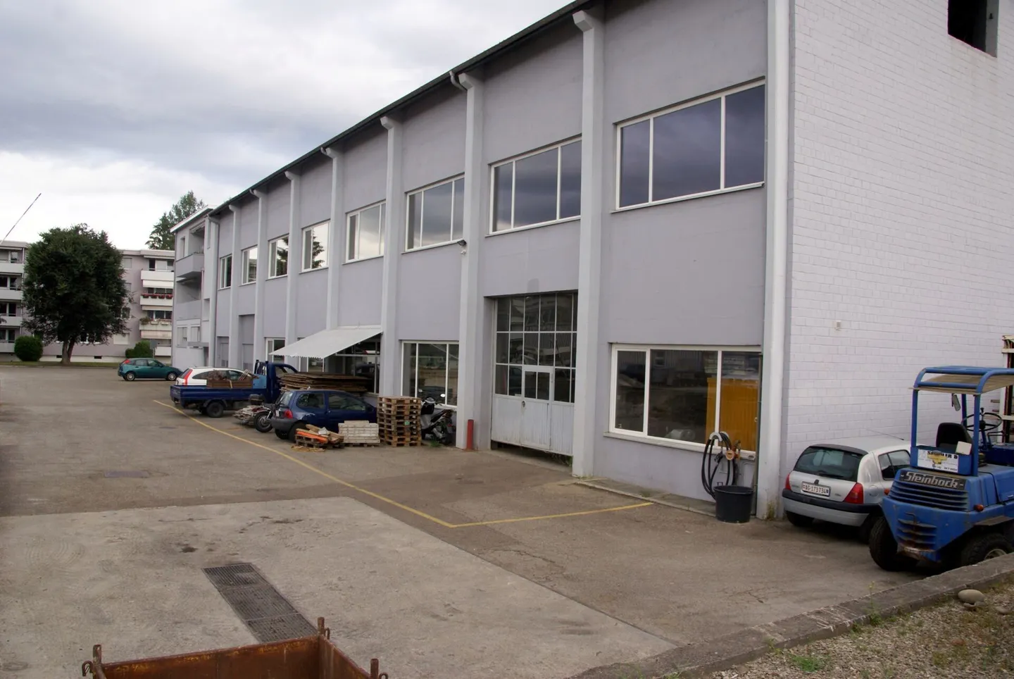 Gewerbehalle mit Krananlagen (10t + 3.2t) und 9 Meter Raumhöhe - Foto 1 di 8