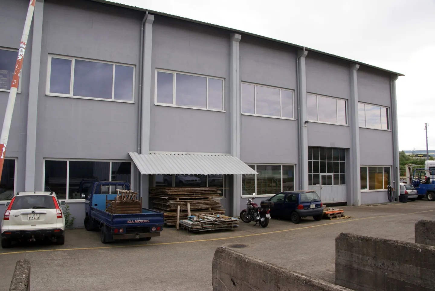 Gewerbehalle mit Krananlagen (10t + 3.2t) und 9 Meter Raumhöhe - Foto 2 di 8