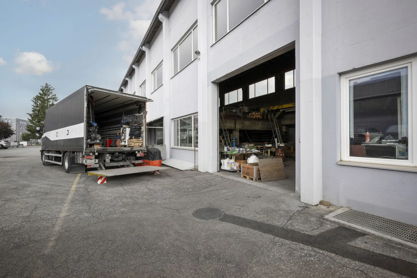 Gewerbehalle mit Krananlagen (10t + 3.2t) und 9 Meter Raumhöhe - Foto 3 di 8