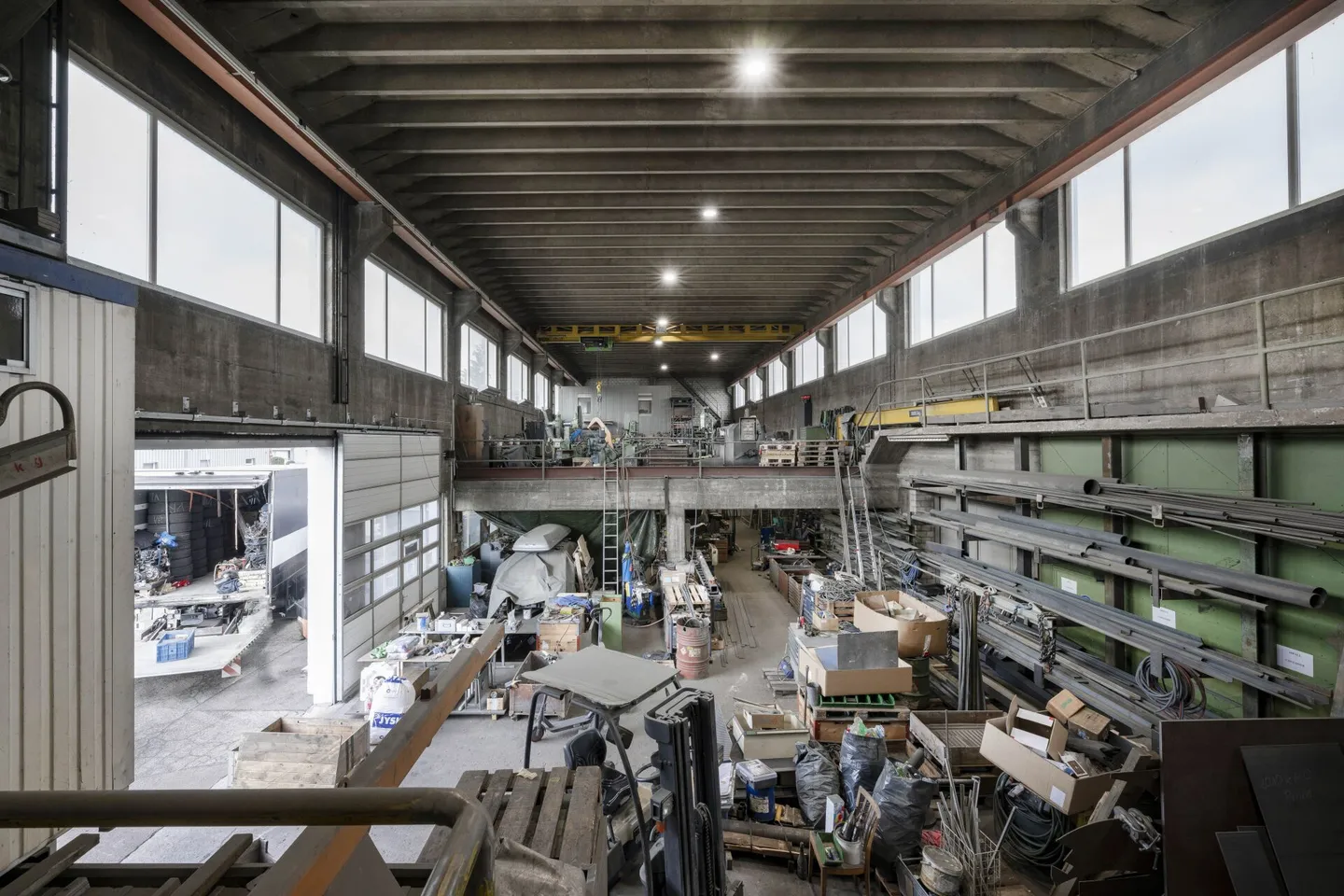 Gewerbehalle mit Krananlagen (10t + 3.2t) und 9 Meter Raumhöhe - Foto 4 di 8