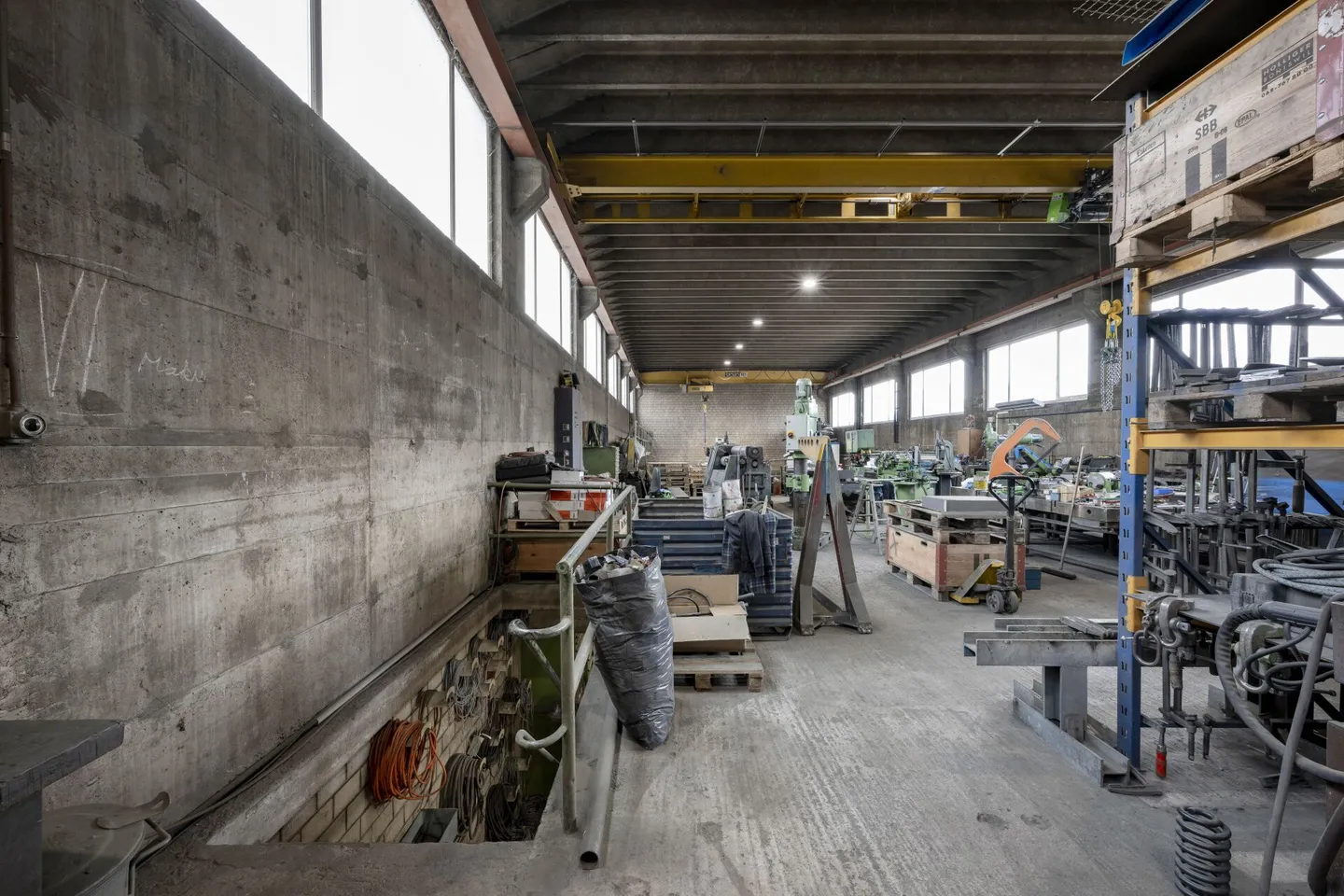 Gewerbehalle mit Krananlagen (10t + 3.2t) und 9 Meter Raumhöhe - Foto 5 di 8