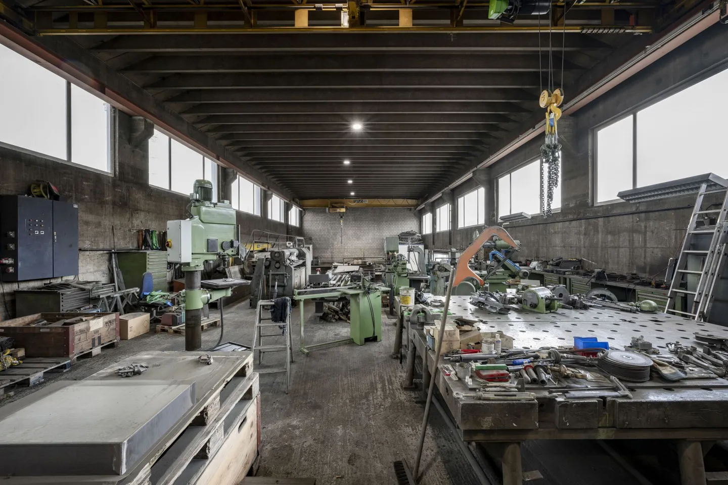 Gewerbehalle mit Krananlagen (10t + 3.2t) und 9 Meter Raumhöhe - Foto 8 di 8